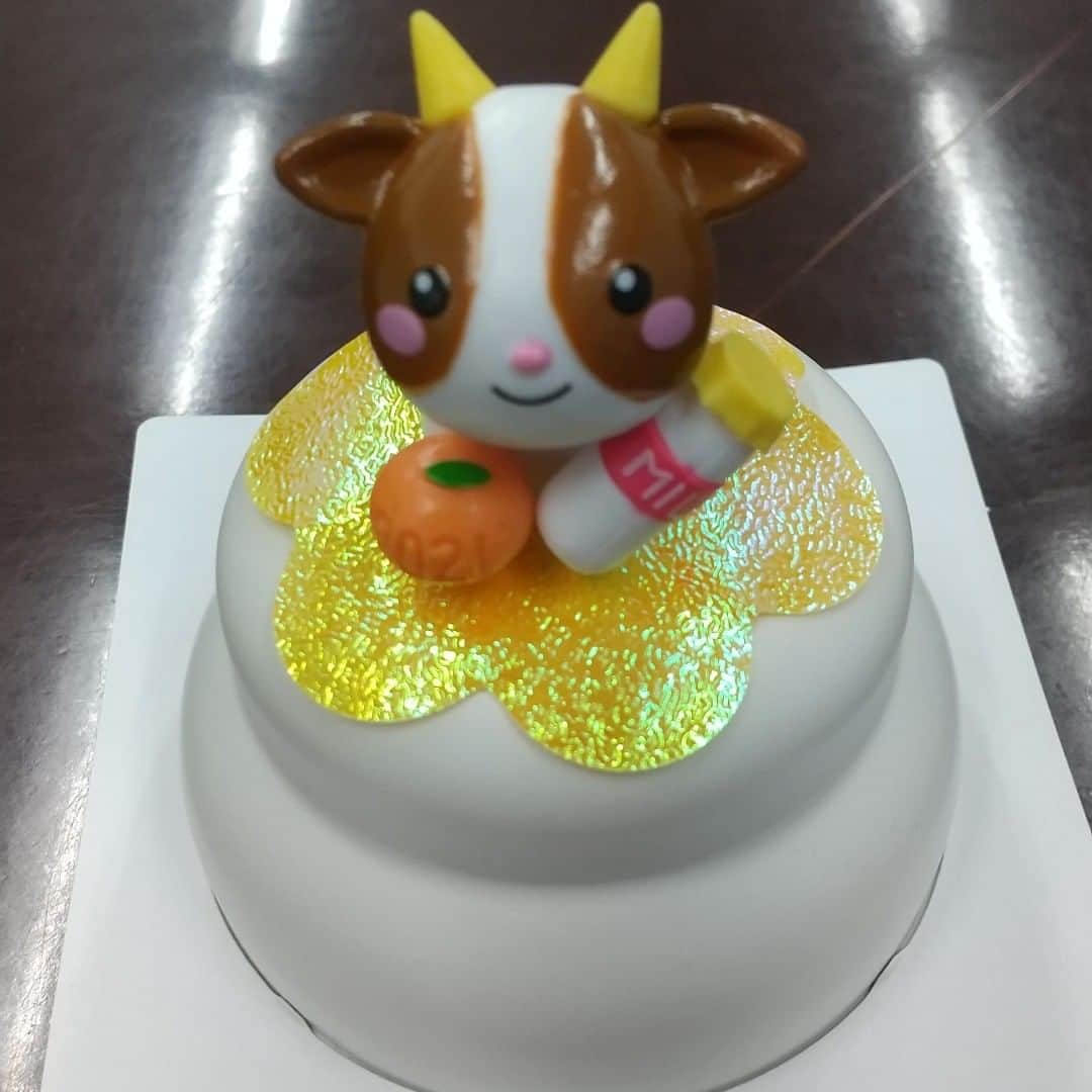 ?ユーポス?【公式】のインスタグラム：「かわいいお飾り鏡餅みつけました(＾◇＾) 丸餅2個入ってますよ♬ 会社のどこかにまだ飾ってます。」