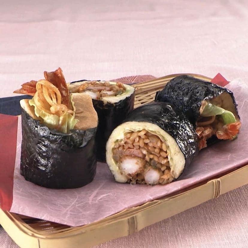 毎日放送「ちちんぷいぷい」のインスタグラム：「✱ 金曜キッチン プロにわがまま  ムチャムーチョ🌵🍴   1月8日☀️ 本日のムチャブリは、 “見たこともないパン料理！” ・ 卜部先生が “海苔巻きパン” でムチャブリを解決💡 ✱ ー材料ー ◆海苔巻きパン（１本分） 乃が美生食パン８枚切り・・・１・１／２枚 海苔・・・１枚 レタス・・・２枚 マヨネーズ・・・大さじ２ マスタード・・・大さじ１／４   ◆ナポリタン（２本分） 焼きそば・・・１／２袋 ウインナー・・・１本 ピーマン・・・１／２個 玉ねぎ・・・１／８個 ケチャップ・・・大さじ２ みりん・・・大さじ１／４ バター・・・２．５ｇ サラダ油・・・適量   ◆海老フライ（１本分） 海老・・・４尾 片栗粉・・・適量 酒・・・適量 バッター液（小麦粉大さじ４：水大さじ４） パン粉・・・適量 塩コショウ・・・適量   ◆ナポリタン 【下準備】 Ａ：ウインナーは輪切り、ピーマンは細切り、玉ねぎはくし形切りにする。   【作り方】 ①フライパンにサラダ油をひき玉ねぎ、ウインナー、ピーマンを炒める。   ②ケチャップ、みりん、焼きそば麺を加え絡める。   ③バターを加え絡める。   ◆海老フライ 【下準備】 Ａ：海老は背わたを取り酒、片栗粉で洗ってお腹、両サイドに切り込みを入れて伸ばし塩コショウする。   【作り方】 ①バッター液、パン粉の順につけ１８０℃の油で色がつくまで揚げる。   ◆海苔巻き 【下準備】 Ａ：マヨネーズとマスタードを合わせる。   【作り方】 ①海苔の上に生食パンを置きＡを塗る。   ②レタス、ナポリタン、海老フライの順にのせ、海苔の端にもＡを塗り巻く。   ③４等分に切る。 ✱ https://www.mbs.jp/puipui/pm_kitchen/2021/01/08.shtml」