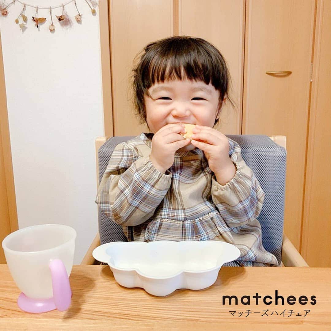 yamatoya(ベビー・キッズ家具の大和屋) さんのインスタグラム写真 - (yamatoya(ベビー・キッズ家具の大和屋) Instagram)「【ユーザーレビュー】マッチーズハイチェア . 素敵な笑顔でお食事をされているお子さまは yamatoyaが小児歯科専門医と一緒に開発した「マッチーズハイチェア」をお使いの @haru_3ii のお子さま。 . 反対咬合でお悩みのところを、マッチーズハイチェアなら 足の裏をしっかりつけて、正しい姿勢で座ることができるから、歯並びや噛み合わせに効果があるかも ということでお使いいただいています。 . お使いいただいたところ、姿勢が良くなり、 背筋も綺麗で、骨盤がしっかり立ってるように綺麗に座れるようになったそうです！ . マッチーズハイチェアは高さが変えられる足置きがあるだけではなく 小さなお子さまが食事などの動きをするのに最も適した 腰、膝、足首の角度が直角になるように設計されているので 自然と良い姿勢で座ることができます。 . 正しい姿勢は子どもの健康な体づくりにもつながります。 . ちなみに、写真のお子さまはマッチーズを使い始めて 悩みのタネだった、麺類の丸飲み問題も少しずつ改善傾向とのことです。 . お子さまの姿勢や、歯並びなどでお悩みの方はぜひ、お試しください！ . @haru_3ii さま、素敵なお写真とレビューをありがとうございました♪ . . #マッチーズハイチェア #マッチーズ #matchees #ベビーチェア #反対咬合 #子どもの歯並び #歯並び #小児歯科 #離乳食 #1才 #2才 #3才 #育児 #子育て #yamatoya #大和屋」1月8日 16時52分 - yamatoya_official