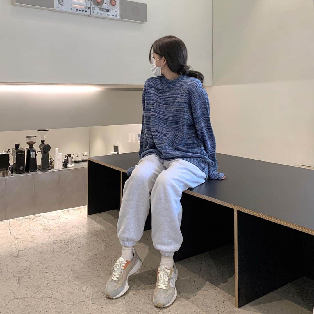 ユン・アラのインスタグラム：「요건 조거 연그레이 색상입니듀 💙 웻커피에 파는 웻커피가 얼마나 맛있는지 세상사람듵 다 알게 해주세요  기엽이가 수평 기가막히게 찍어줘서 사진 이리저리 돌리고 난리도 아니였네^^ @kimkawhy  ㅋㅋㅋㅋㅋㅋ #1일1웻」
