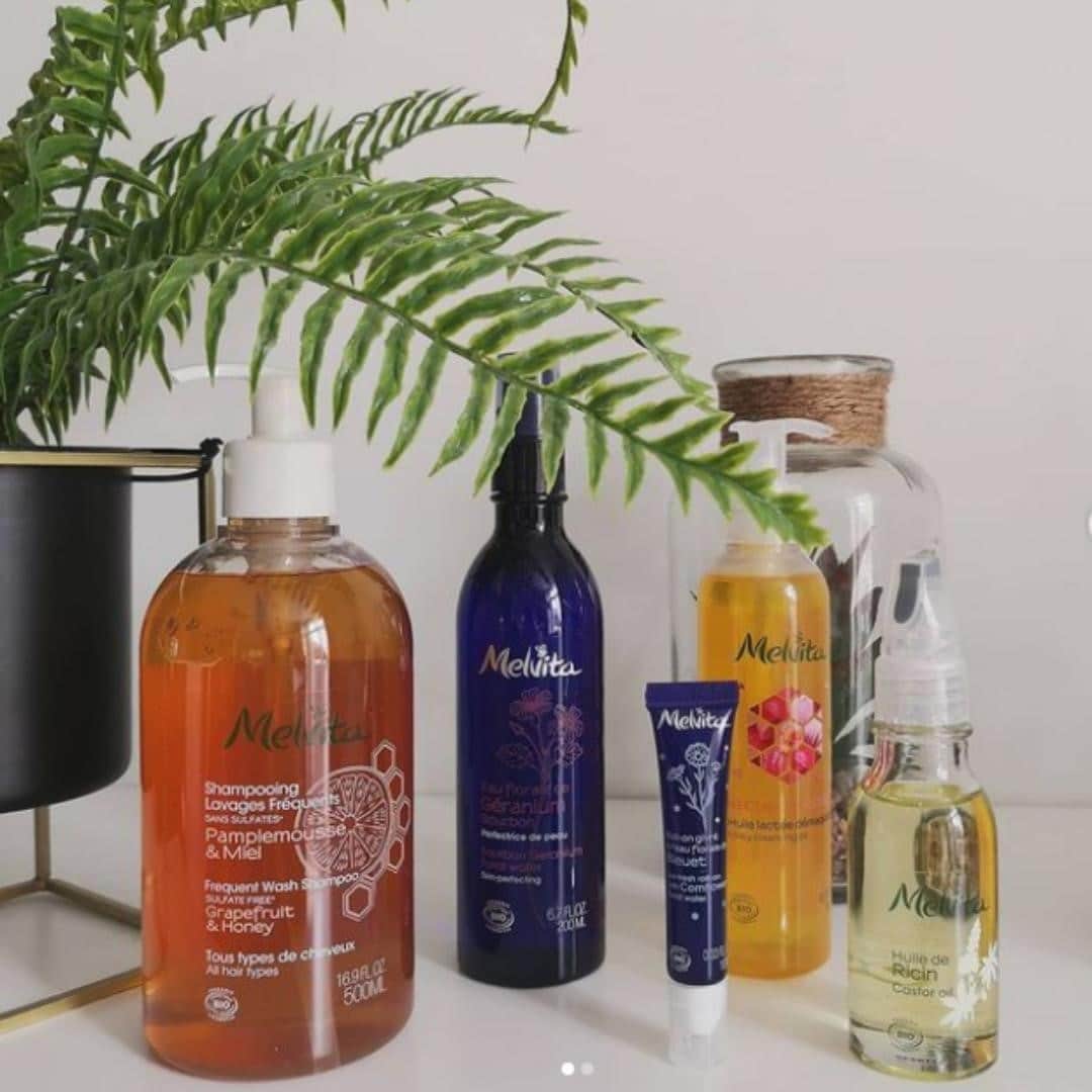 Melvita Officialさんのインスタグラム写真 - (Melvita OfficialInstagram)「35 ans que l’on vous accompagne dans une démarche de consommation plus saine pour vous et pour la planète en vous proposant des soins bio 🌿 et fabriqués en France 🇫🇷, le tout sans prendre une ride !  Dîtes-nous en commentaire quel est votre produit Melvita indispensable (oui on sait, c’est dur de choisir…😉)  Merci à @evalifestylev pour cette jolie photo  #melvita #cosmetique #engage #bio #naturel #green #madeinfrance #fabriqueenfrance #organic #bestseller #soin #expert」1月8日 17時00分 - melvitaofficial