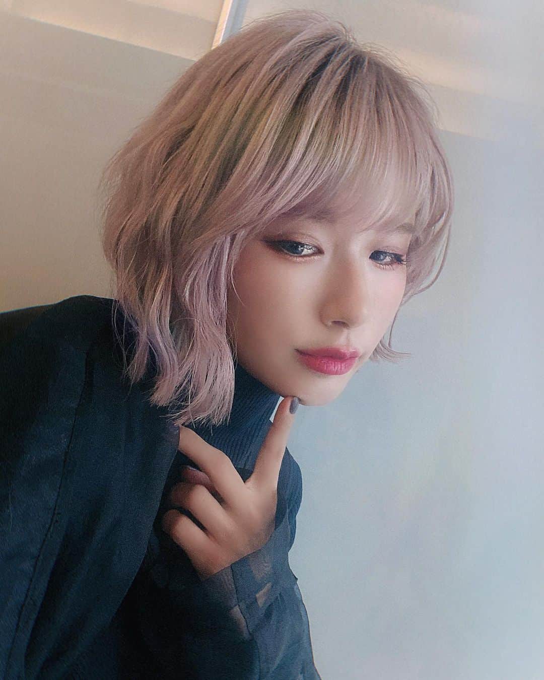 のインスタグラム：「去年の秋頃💭  #pinkhair#hairstyle#haircolor  #ボブアレンジ#外ハネボブ#派手髪 #셀카#머리스타그램#헤어컬러링#단발머리」