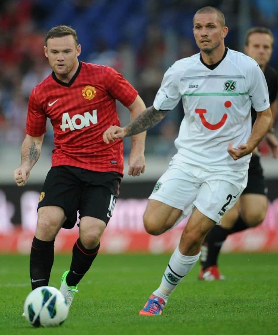 レオン・アンドレアセンのインスタグラム：「Er sah besser aus ohne Haare..........Wayne Rooney meine ich 💇‍♂️ Niemals Allein ⚫️⚪️💚 #hannover96 #memories」