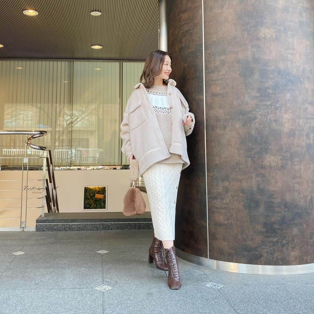ikeda chizuruのインスタグラム：「さーむい今日のオススメコーデ♡﻿ ﻿ 日本各地で今週は﻿ 雪らしいですねー！☃️❄️﻿ ﻿ 緊急事態宣言も出ているし寒いし﻿ お家でゆっくりステイセーフで﻿ 過ごしましょうね◎﻿ ﻿ お正月休み、﻿ 久しぶりにゆっくりお家で過ごしたから﻿ 初売りもWEBで参戦したのだけど﻿ ﻿ やっぱりお買い物って楽しいよね♡﻿ ﻿ 自分で買ったから中身知ってるのに﻿ 届いて開けるとき、﻿ めちゃくちゃワクワクするの﻿ あれなんでやろう？🤣﻿ ﻿ と、余談でしたが。﻿ ﻿ このアウターめっちゃ着てる〜﻿ 暖かくて合わせやすくてオススメです♡﻿ ﻿ ﻿ RUNWAYchannelの﻿ 10%OFFクーポン【MS_03842】﻿ も使えるからぜひ使ってね〜〜👌﻿ —————————————————﻿ コーデ詳細は @mercuryduo_chizuru ﻿ TOPのURLからチェックしてね✔」