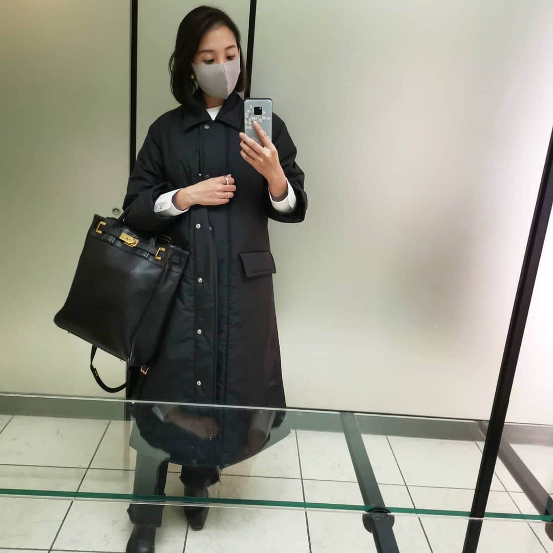 ayaka8880のインスタグラム：「. . 送迎から仕事までいけそうな、クラシックなダウン。 . お気に入りです😚💓 . 最近は『続き』で着られる服ばかり探していて。 . たとえば、送迎→仕事→アフタースクール . 保護者会→仕事→習い事 . ライターも母業もマネージャー的な黒子要素あるなと思っているので（すっごい主観） . ブラックとネイビーが落ち着きます。 . . 気が小さいので目立たないのも落ち着く😚 .」