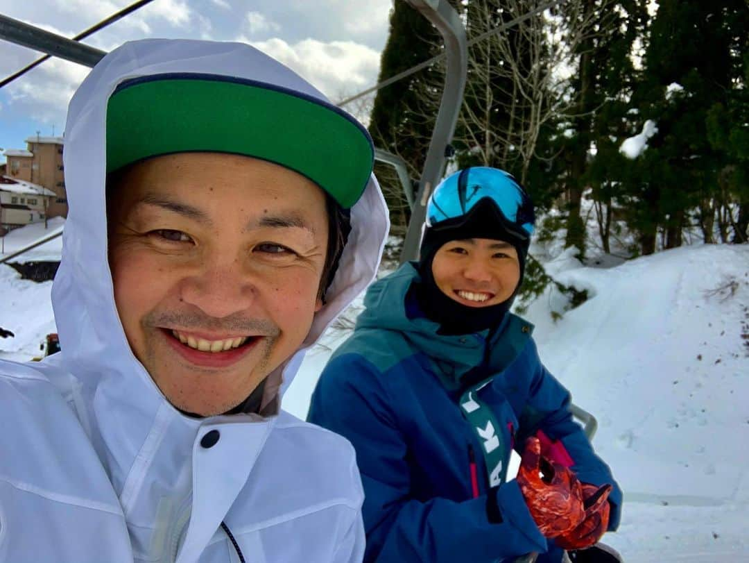 関貴英さんのインスタグラム写真 - (関貴英Instagram)「遅くなりましたが、 明けましておめでとうございます＼(^o^)／ 　 今年も妙高赤倉でhappyな年越しができました㊗️🍾㊗️ 　 近年とは全く違う年ですが 恵みの雪も多く初めましての沖縄boyリキや 親友中村NAOと初滑りをかまし超絶上げられております🏂😆⤴️ 　 今日は今シーズン初のプライベートレッスンDAYでしたよ🏂 短時間で感覚を掴んでくれて今日の目標もクリア出来たので明日も楽しみですね😁♪ 皆さんのご都合に合わせてプライベートレッスン受け付けてるので DMお待ちしてまーす👍🏂 　　　 夜は赤倉の飲食店つながり酒場・酒笑歓亭もしくは スケートバーセカンドに居るので乾杯しましょうね🍻 　　 今年始まってまだ1週間ですが周りの人達から 沢山の恩や愛をもらってます❣️ （愛は気のせいかも知れませんwww） 間違いなく言えるのは有難い気持ちが溢れてます😆 感謝のパワーでみなぎって今年1年走りますよーーー＼(^o^)／ 　　　 皆さんと会えるの一緒に滑れるの 乾杯出来るのを楽しみにしています🤗🎶 今年も1年よろしくお願いしますo(^▽^)o 　　　　 ではまた次回さらに元気モリモリで⤴️⤴️⤴️😁👍  #赤倉温泉 #スキー場 #撮影 #ムラサキスポーツ #murasakisports #murasakisports_official #ridelifesnow  #santacruz #FLUX #BONFIRE #GIRO #BRISAMARINA #lpuias #スノーボード  #ジャンプ #フリースタイル  #つながり祭 #居酒屋 #酒笑歓亭 #10周年 #周年祭 #skatebar #Second #俺オレole #感謝 #gopro9 #Insta360 #YouTube」1月8日 17時06分 - takahideseki