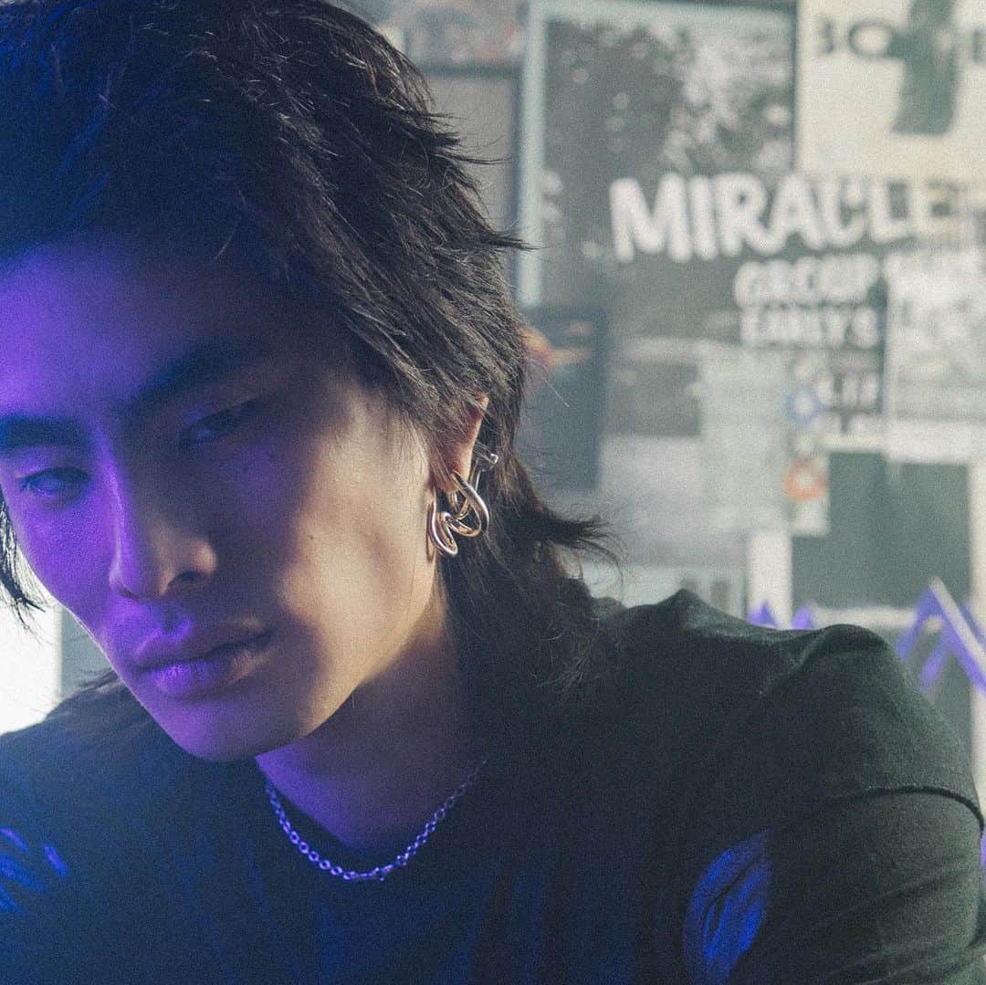 ジャスティンデイビスさんのインスタグラム写真 - (ジャスティンデイビスInstagram)「“LABYRINTH” Earring  耳もとから垂れる蛇モチーフ、ラビリンスピアスと、耳もとに這う蛇モチーフ、ラビリンスピアス からだにシリコンを仕込んだ仕組みは、より妖艶に演出  ⠀ #justindavis  #ジャスティンデイビス」1月8日 17時07分 - justindavis_jewels