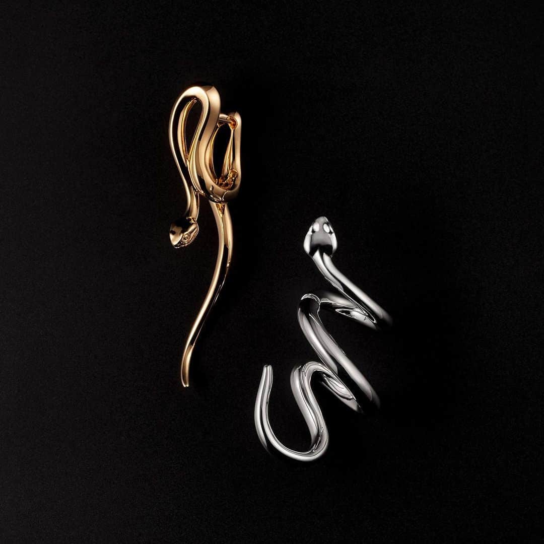 ジャスティンデイビスのインスタグラム：「“LABYRINTH” Earring  耳もとから垂れる蛇モチーフ、ラビリンスピアスと、耳もとに這う蛇モチーフ、ラビリンスピアス からだにシリコンを仕込んだ仕組みは、より妖艶に演出  ⠀ #justindavis  #ジャスティンデイビス」