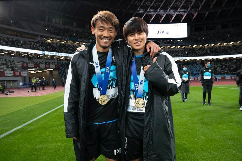 脇坂泰斗のインスタグラム：「相棒 リリースがでてしまいました。 同期であり親友であり、唯一無二の存在。 たくさん悩んだと思うけど、今までもこうやって人と違う道で突き抜けた力を示してきたからね。 負けてられないなぁ。 ぼくも追いつけるようにコツコツ頑張ります。  この前の結婚式もカッコ良かったぞ‼︎ スピーチ緊張したけど、おめでとう㊗️ #相棒 #守田英正 #6 #8」