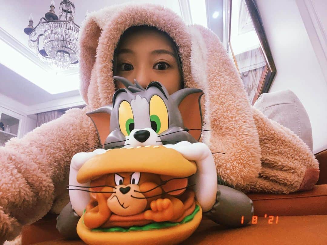 紀卜心さんのインスタグラム写真 - (紀卜心Instagram)「吃漢堡🍔🐭太可愛了  謝謝小喵送我的禮物♡♡♡♡」1月8日 17時08分 - eatzzz7
