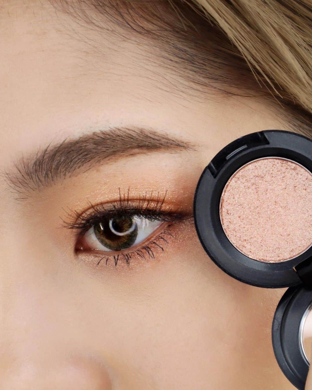 M∙A∙C Cosmetics Japanのインスタグラム：「大人気のアイシャドウ2色がカムバック✨ ブロンズピーチのハニー ラスト、 ゴールドベージュのオール ザット グリッターズ、 潤んだようなラメ＆ツヤメイクを楽しんで💎  ㅤ 画像1枚目: スモール アイシャドウ／ハニー ラスト 画像2枚目: スモール アイシャドウ／オール ザット グリッターズ  ㅤ *2021年1月8日(金)発売 Regram from @macpro_tokyo」