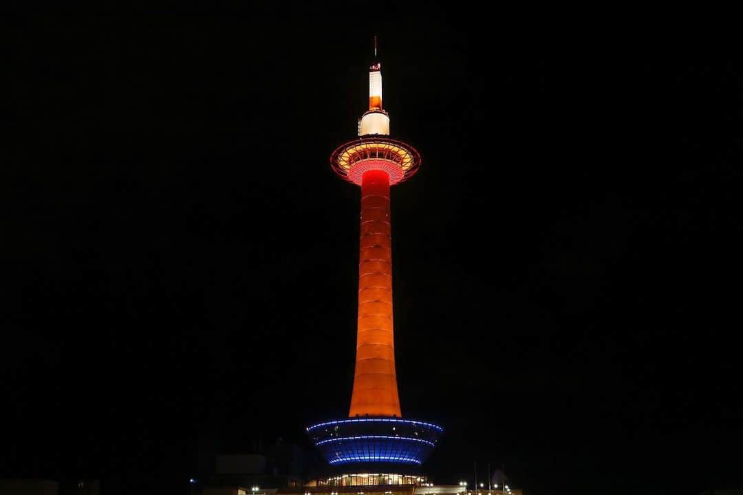 のインスタグラム：「*﻿ 【ライトアップ情報💡】﻿ ﻿ 明日1月9日(土)は京都駅周辺 Winter Illumination 「ときめきプロジェクト」の一環として、﻿ 日没～24:00の間、京都タワーの塔体🗼を《オレンジ》にライトアップいたします😊﻿ ﻿ 《オレンジ》にライトアップをされた京都タワーをみかけたら、﻿ 皆さんもぜひSNSで #京都タワー をつけて投稿してみてくださいね📱✨﻿」
