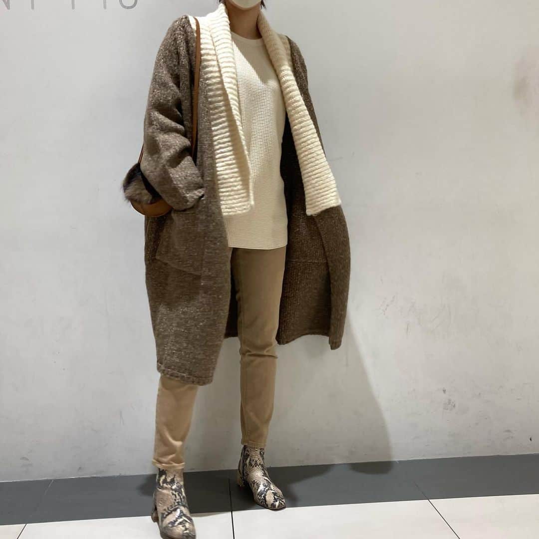 のインスタグラム：「. ベージュカラーでハンサムコーデ🌟 . . ニット ¥23,000 → ¥16,100 . カットソー¥22,000 . デニム¥23,000 . バッグ¥23,000→¥16,100(30％) . . Divinique 岡山店」