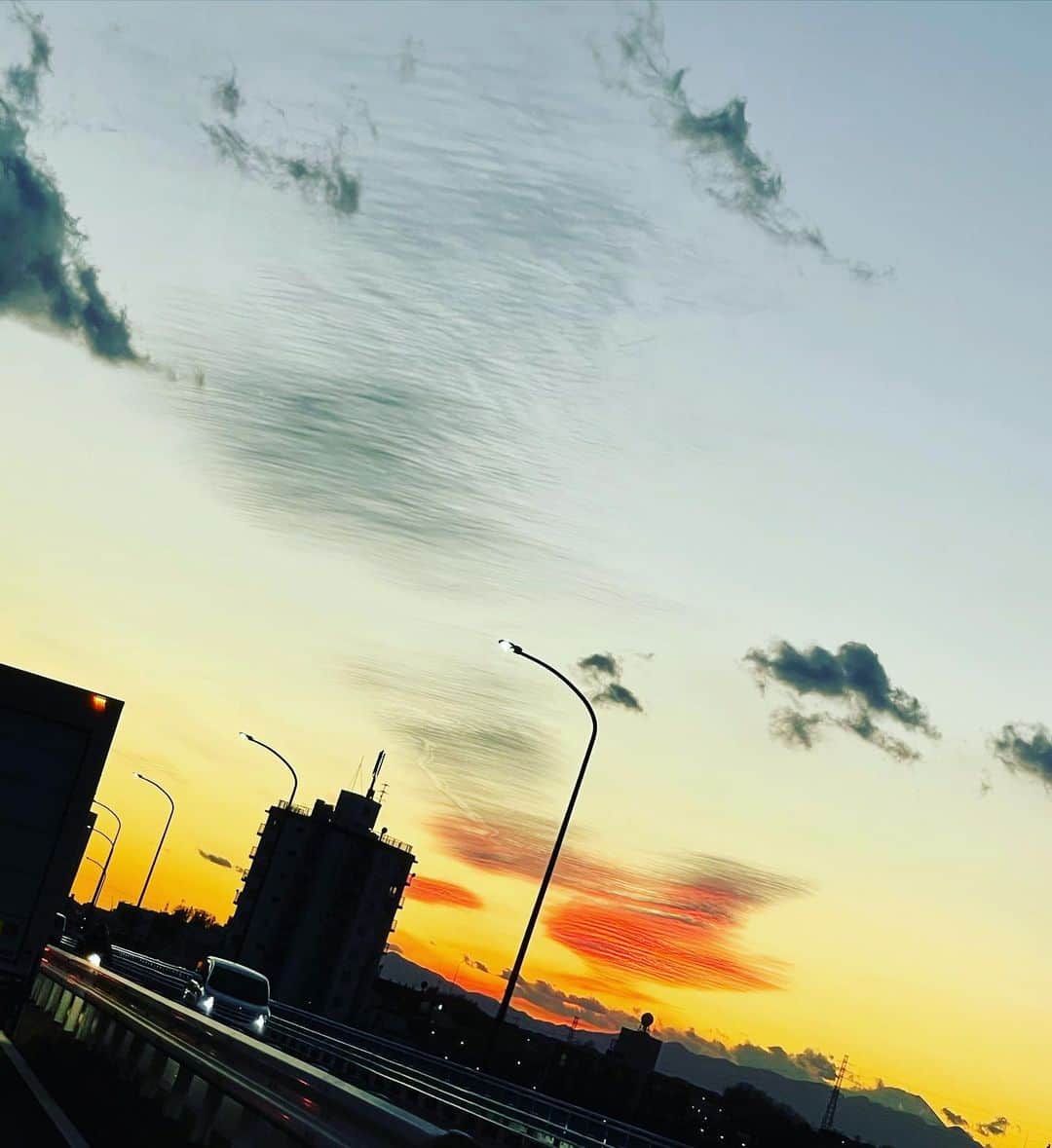 斉藤ひかりさんのインスタグラム写真 - (斉藤ひかりInstagram)「雲がしゃーしゃーってなってる！！！ なにこれーー😳😳😳  #不思議な雲 #しゃーしゃー雲」1月8日 17時14分 - hikarisaito1027