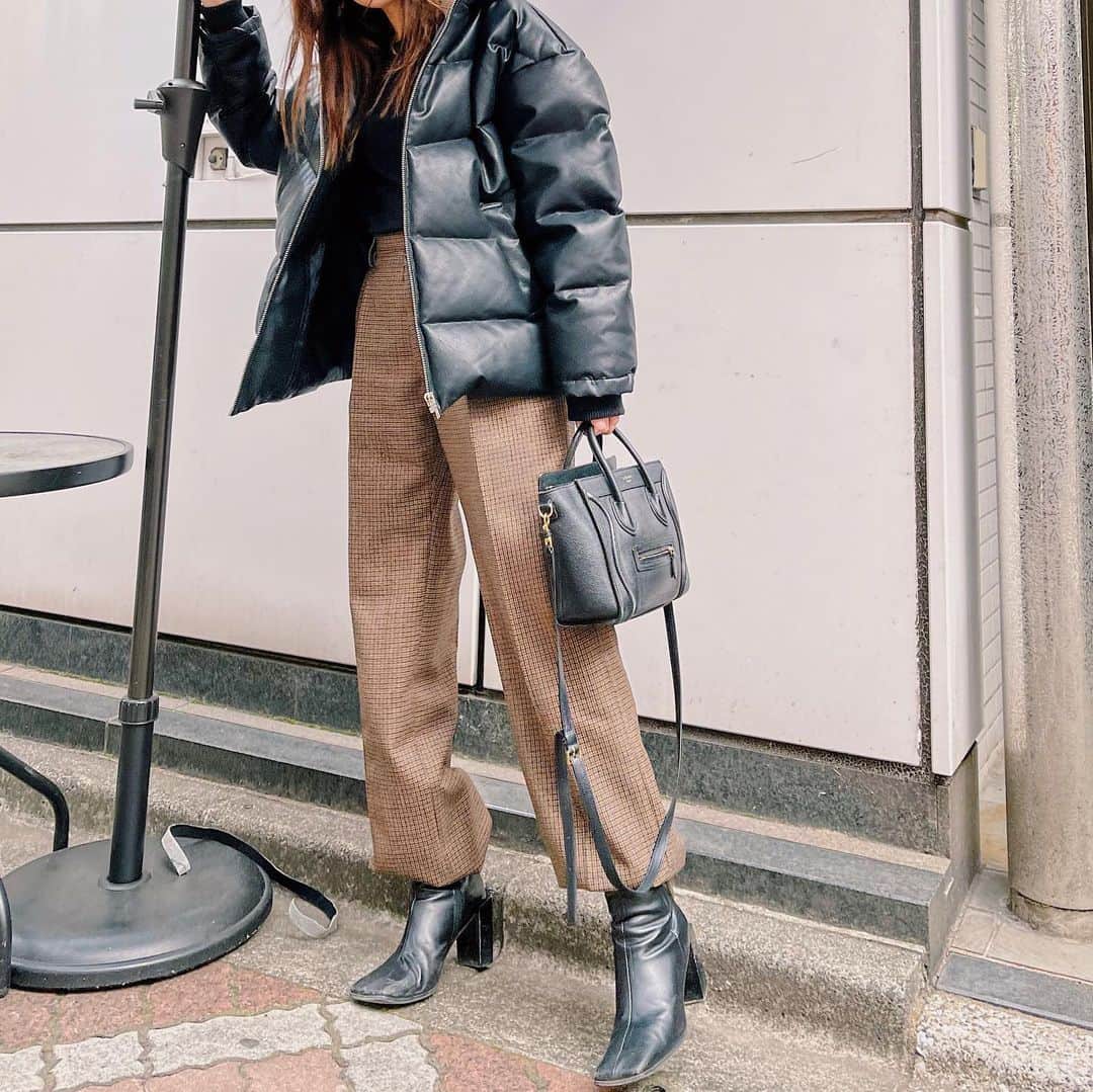 佐々木彩乃のインスタグラム：「スタンドカラーにダウン80%がはいってるエコレザーダウンで、インナーが薄手でも暖かいです😽 ダウンはSALE中だけど本格的に寒くなってきた今から使える❤️」