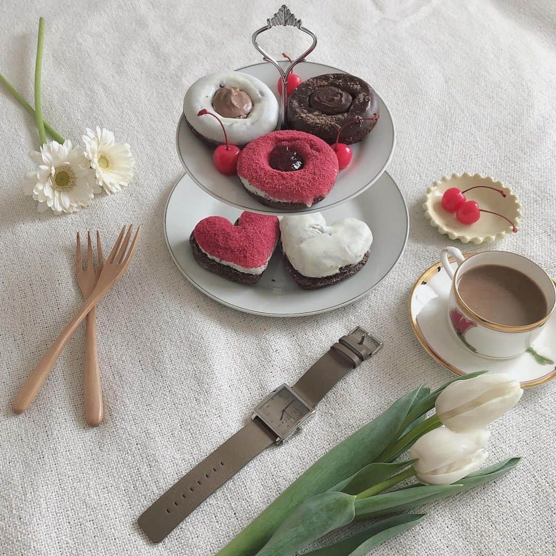 のインスタグラム：「． ★#おうちカフェ ★  今日から#ミスド ✖︎ #ピエールマルコリーニ の コラボドーナツ🍩 早速買ったよー✨✨ @misterdonut_jp   旦那さんから前日に こーゆうの好きでしょ❓って ラインきて発売されるの知ったよ😅  ハートの白いやつが特に美味しいー💓 パリパリ生地でいつもの コラボドーナツで1番美味しいかも☺️  大満足💓  そして今年に入って#腕時計 も 新しくしたいと思い  #nomonday の @nomonday_jp  #時計　を早速使ってるよ♪  男女で使える時計だから #バレンタイン や#ホワイトデー の プレゼントにも良いよ💓🎁💓  今ならクーポンコード使用で 10パーセントオフになります✨  クーポンコード‥ 『amigolzd30』  カジュアルな洋服が多い私には ピッタリのオシャレな デザインの時計です💓  この時計のおかげで 明日から仕事また頑張ろ✌️  #ノーマンデー#手元倶楽部 #ドーナツ#ドーナッツ  #ミスド新作 #新発売 #新発売スイーツ #ミスタードーナツ  #misterdonut #コラボ #コラボ商品 #コラボメニュー  #新作スイーツ #新作 #期間限定 #期間限定スイーツ  #期間限定メニュー  #期間限定商品 #腕時計くら部  #腕時計好きな人と繋がりたい」