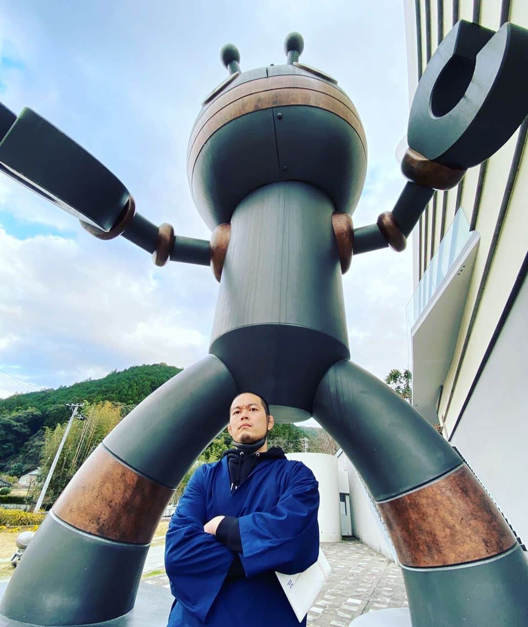 福田洋のインスタグラム：「わたしには誰が良いとか、悪いとかはわかりませんし、正しいか間違ってるかもわかりません。 だってなにも知らないから。 自分がなぜ手足を動かせるのかも、なぜなんの指示もしていないのに心臓が動くのかもわかりません。だってなにも知らないから。 なぜ眠るのか、なぜ起きるのか、なぜ餅を食うのか。正月も終わったのに餅ばかりを食うのか。 餅はうまい。なぜうまいのか。 まあ、うまければいいんだけども。 わかるのは、餅が食えるということ。 いま、餅が食えるということ。 いま、生きているということ。  #谷川俊太郎  #トランザム俊太郎」