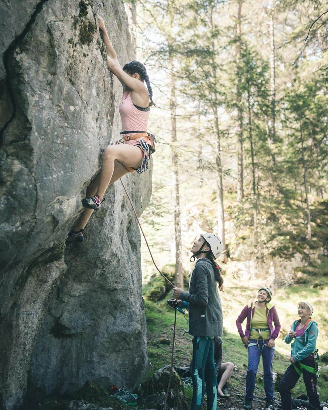 アンジェラ・アイターのインスタグラム：「Outdoor training in summer 2018. These girls have grown and are doing well. That pleases me. I am excited what future holds on for you 💓 • 📸 @ferionregionimst //: (c)whyhidal #verleihtflügel @lasportivagram @team_edelrid」