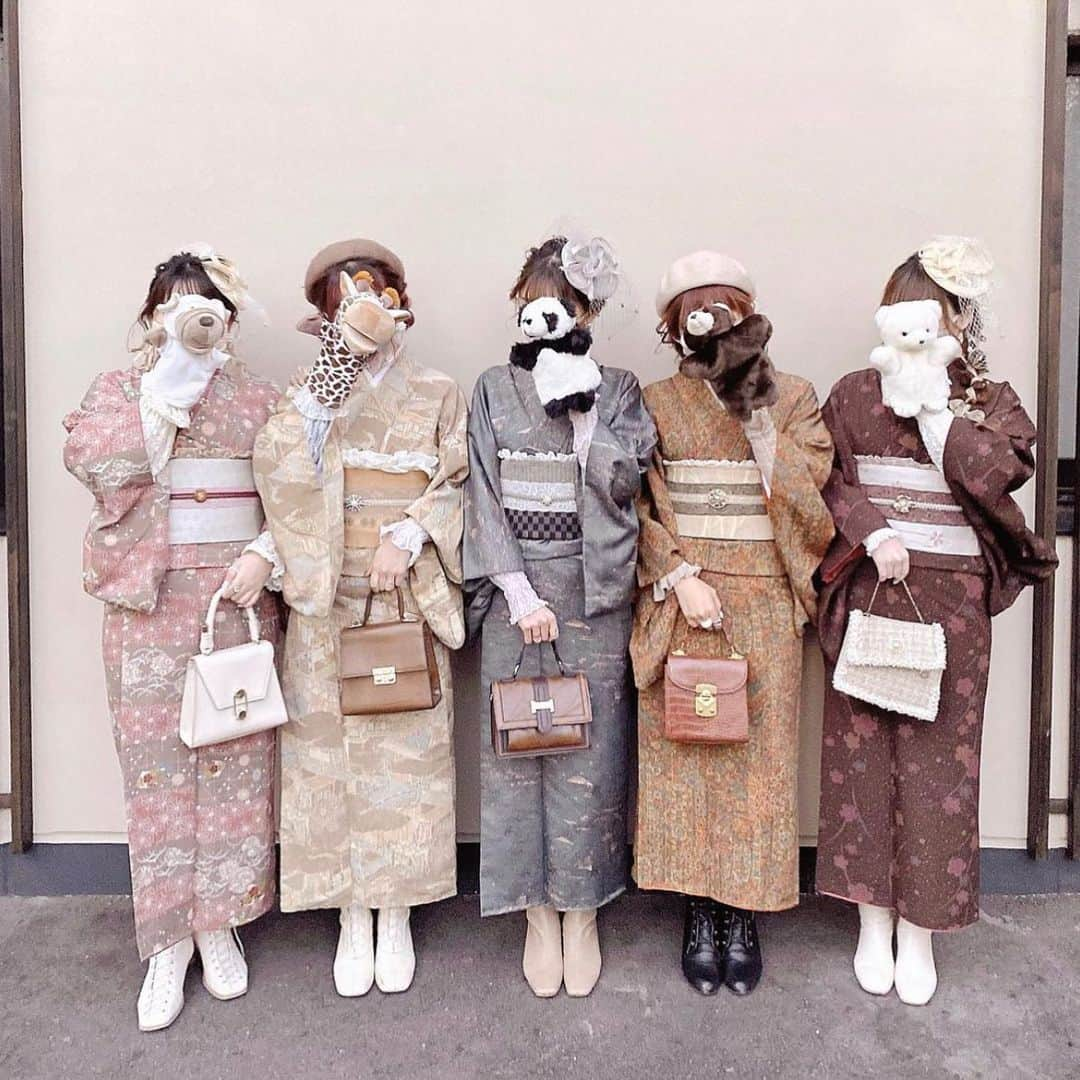 bis_web bis [ビス] さんのインスタグラム写真 - (bis_web bis [ビス] Instagram)「﻿ 🏵 着物アレンジ 👘﻿ ﻿ 成人式や卒業式の前撮りなど、﻿ 冬から春にかけて何かと着物を﻿ 着る機会が多い方もいるはず💕﻿ 小物使いでガーリーに﻿ 着物を着こしてみてね✨﻿ ﻿ ————————﻿ 𝑻𝒉𝒂𝒏𝒌 𝒚𝒐𝒖!﻿ @___peterpanda_honey_  @na_neko7  @akari07k  @mrn_______99  ———————— ﻿ ﻿ #bis_web」1月8日 17時23分 - bis_web