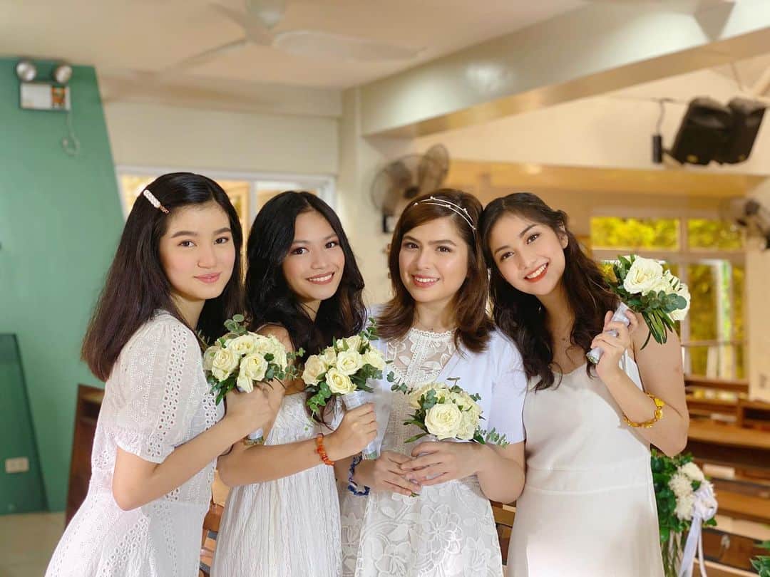 Alexa Ilacadさんのインスタグラム写真 - (Alexa IlacadInstagram)「Thank you to everyone who watched, “Four Sisters Before The Wedding” 👭🏻👭🏻 We are on our 4th week of showing and are so happy with all your wonderful feedback & support. ♥️ Salamat sa pagmamahal niyo para sa pamilya Salazar! 😊 @belle_mariano @charliedizon_ @_gillianvicencio  . I’d like to take this opportunity to send my love and appreciation to all my co-stars who made every working day feel like a party (all while following safety protocols & covid restrictions) @domochoa @mina_villarroel @clarencedelgado @caicortez @ilovekaye @gigidelanaofficial @thisisjennymiller @pinkyamador @hashtag_jameson @jeremiahlisbo @imjoaoconz @boomeey, Ms. Irma Adlawan, Minnie Aguilar, Karen, Hanz, etc. 🥳 And of course, to our amazing team behind the cameras - This project wouldn’t be possible without their talents and dedication. 💪🏼 . Headed by the light of our film, direk @maecruzalviar. You were the glue that stuck everyone together, direk. It’s forever an honor to have worked with you. 🙏🏻  . Our bosses & family from Star Cinema, Sir CLK, Inang, Ms. Zel, Sir Enrico, Ms. Carmi, Ms. @v_r_v_ , Sir @micodelrosario1, Ms. Rai, our ABS-CBN management, @starmagicphils family, & @rebiscoph ♥️ Special thanks to Ms. @beaalonzo for inspiring me through Bobbie’s journey. 😍  . My fellow BLINK sir @neildaza, & my mahal @_cescalee 😘 My amazing “glamteam”, @russelsantos & @jocelleandrealukban 😇 Our loving EP, ate Maine 🤗 Our cool PAs @edd.pauu & Jenny, 🙌🏻 Team Wardrobe & HMUA, @sonsondeasis, @itsallabout_harriet, @alonamaui & Bangs 💄👗 Audio & lights team 💡🎤 Art dep 🎨, Star Cinema Boys, Crowd, Talents, Utility boys, service drivers, ECS tents, LM Ate Rea, Our safety officers, Medic team, Catering, @parkinnnorthedsa, and every other soul who helped in making our movie. THANK YOU & I LOVE YOU ALL! 💫 Working with you has been an experience I will treasure forever. 🥰 #FourSistersBeforeTheWedding #SalazarSisters #PamilyaSalazar #BobbieSalazar #MyNewFamily #Baranggay12thFloor」1月8日 17時25分 - alexailacad