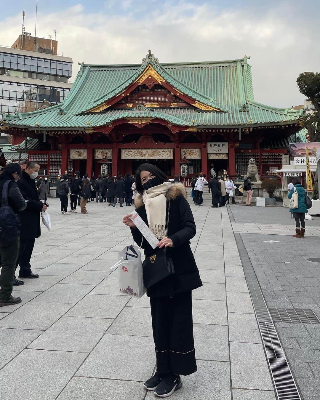 ERYさんのインスタグラム写真 - (ERYInstagram)「1.待ち合わせ中に自撮りするマン。自然光で写りが良い。 2.ハルカと合流して神田明神。一緒に行くの4年目。 3.4.毎年受けている厄祓いと祈願のお祓い、今年から首からかけるやつが使い捨てに。 5.おみくじ大吉。 6.一緒にとんかつ食べて解散！ 7.おまけ、昨日眉毛のアートメイク2回目でした。麻酔クリーム中と色入れ中の愉快な見た目の私です。 #初詣 #新春祈祷 #厄祓い #神田明神 #ハルカとERY #毎年恒例 #アートメイク #アートメイク眉」1月8日 17時26分 - bass_ery