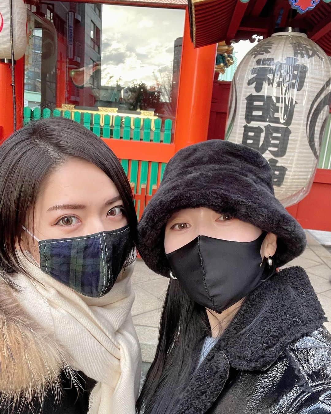 ERYさんのインスタグラム写真 - (ERYInstagram)「1.待ち合わせ中に自撮りするマン。自然光で写りが良い。 2.ハルカと合流して神田明神。一緒に行くの4年目。 3.4.毎年受けている厄祓いと祈願のお祓い、今年から首からかけるやつが使い捨てに。 5.おみくじ大吉。 6.一緒にとんかつ食べて解散！ 7.おまけ、昨日眉毛のアートメイク2回目でした。麻酔クリーム中と色入れ中の愉快な見た目の私です。 #初詣 #新春祈祷 #厄祓い #神田明神 #ハルカとERY #毎年恒例 #アートメイク #アートメイク眉」1月8日 17時26分 - bass_ery