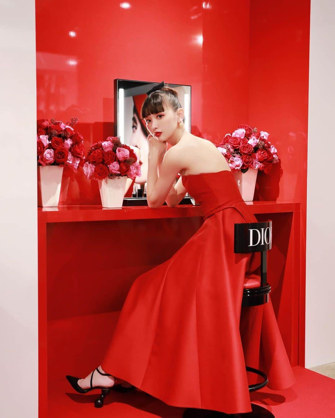 鈴木えみさんのインスタグラム写真 - (鈴木えみInstagram)「ROUGE DIOR 2021 New Launch @diormakeup #ルージュディオール からパワーアップした新アイテムが登場💄 ㅤㅤㅤ 家で過ごす時間に、リップだけでも塗っていると気分が良くなったり、ふと鏡に映る自分に勇気づけられたり。 メイクやファッション、芸術は心の栄養で、遠ざけたくないです。 今は特に、しっかり自分のことをも大切にしてあげてくださいね💋 #wewearrouge #rougedior」1月8日 17時37分 - emisuzuki_official