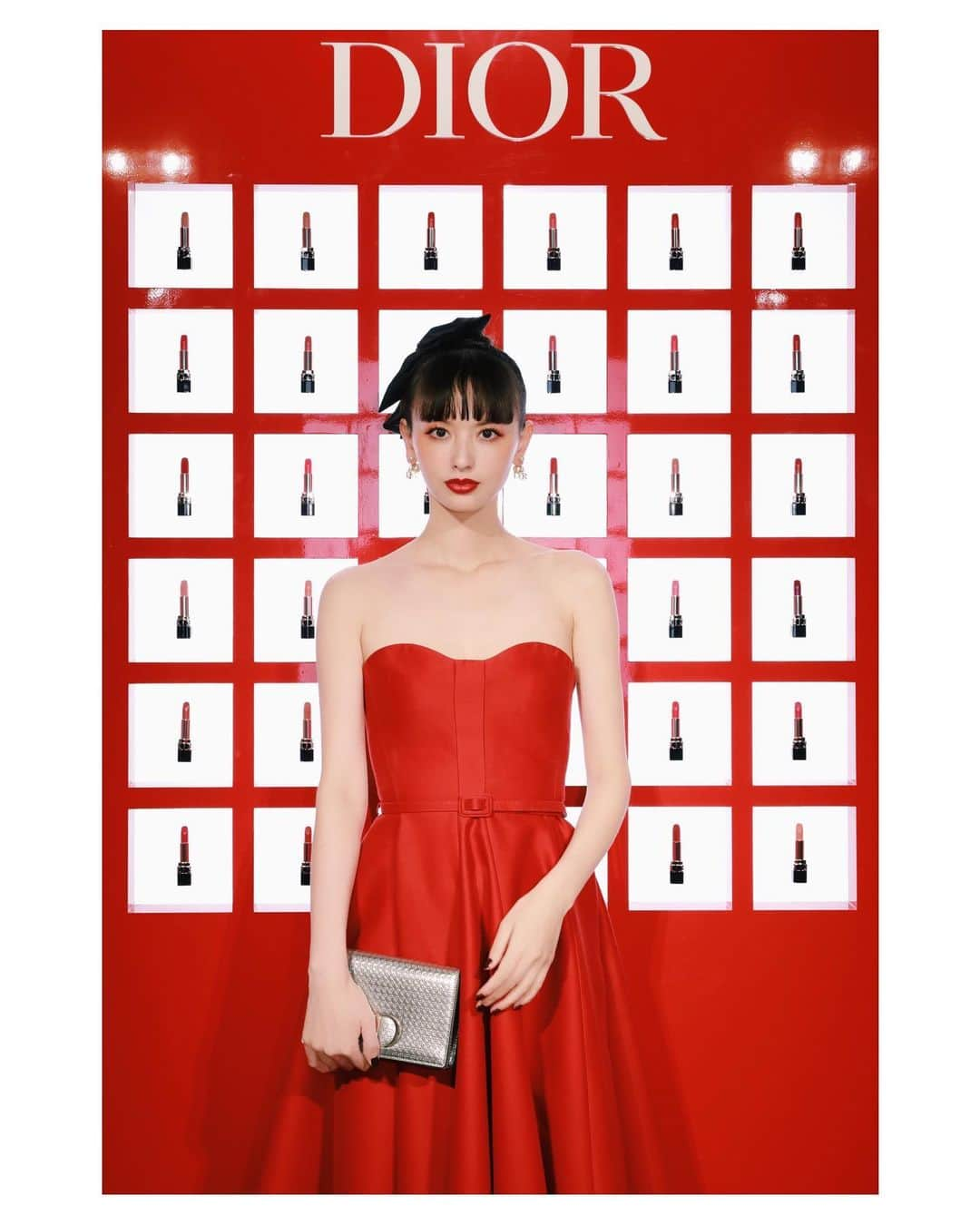 鈴木えみさんのインスタグラム写真 - (鈴木えみInstagram)「ROUGE DIOR 2021 New Launch @diormakeup #ルージュディオール からパワーアップした新アイテムが登場💄 ㅤㅤㅤ 家で過ごす時間に、リップだけでも塗っていると気分が良くなったり、ふと鏡に映る自分に勇気づけられたり。 メイクやファッション、芸術は心の栄養で、遠ざけたくないです。 今は特に、しっかり自分のことをも大切にしてあげてくださいね💋 #wewearrouge #rougedior」1月8日 17時37分 - emisuzuki_official