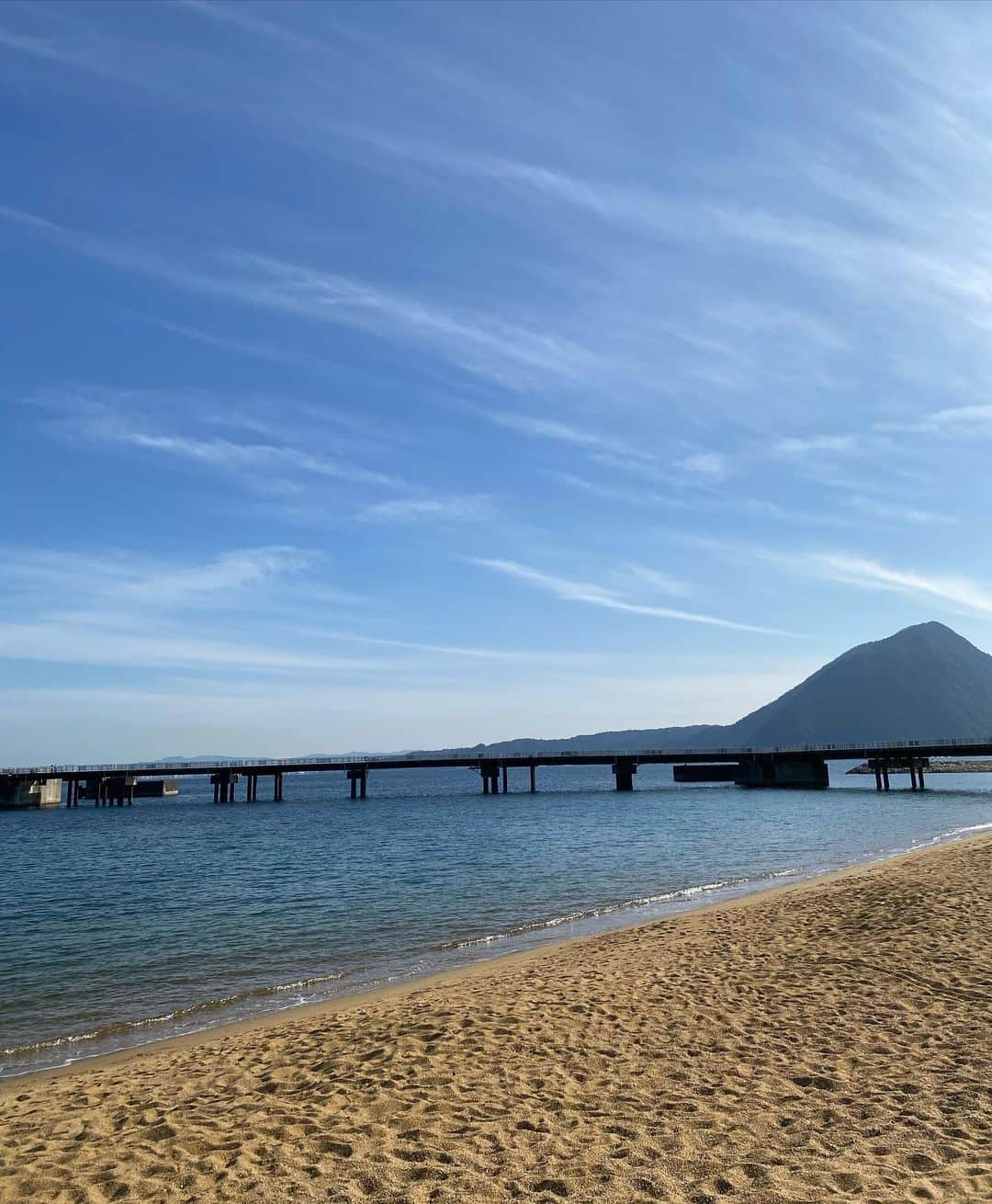 Ayaさんのインスタグラム写真 - (AyaInstagram)「. . . 別府の海🏝 山と海がとても近いから山側も海も回れて楽しかった😆🌈 2枚目以降加工してないから海チャージしてね😍🏝🌤 . ここが大分で1番汚いって言われたけど🤔💦 ゴミも変な海藻も全然ないのに！！ 1番綺麗なところはどんなに綺麗なんだろうか🤤😳」1月8日 17時47分 - aya__beach