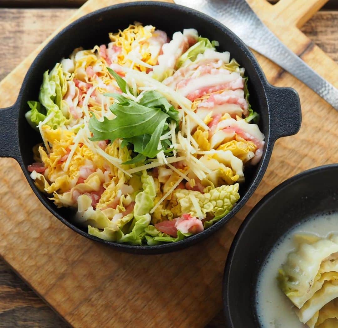 アルペンザルツ公式Instagramのインスタグラム：「レシピあり🍲 「白菜と豚バラ肉の豆乳ミルフィーユ鍋」の作り方 * 生姜を入れることでぽかぽかと 体の芯まで温まるお鍋です。 お好きな方は是非たっぷりと。 * 豆乳は無調整を使用される場合は 分離しやすいので仕上げに入れてください。 * * 今回のレシピは、 @wappadegohann さんに作ってもらいました！ * [*Ryo*さんからのワンポイント] 鍋の〆にごはんととろけるチーズを加えて リゾット風にするのもお勧め。 今回はΦ130の鍋×2の分量です。 ご家庭の鍋の大きさに合わせて塩分、 水分は調整してください。 * * ぜひ参考に作ってみてくださいね！ * * ∴♔∴∴♔∴ Ⓡ Ⓔ Ⓒ Ⓘ Ⓟ Ⓔ ∴♔∴∴♔∴ * * 「白菜と豚バラ肉の豆乳ミルフィーユ鍋」 * 【材料】 豚バラ肉（長めのもの）…150ｇ 〇アルペンザルツ…少々 〇胡椒…少々 白菜…1/8個 生姜…1片 豆乳…100ml お好きな出汁…50ml アルペンザルツ…小さじ1/3 * * 【作り方】 ①豚バラ肉にまんべんなく〇を振りかけておく。生姜は千切りにしておく。 * ②白菜の葉の間に豚バラ肉を挟んでいく。 * ③食べやすい大きさにカットし鍋に敷き詰める。この時、ぎゅうぎゅうに詰めてください。 * ④3に生姜、出汁を加えて蓋をして白菜の水分が出てくるまで火にかける。水分が出てきて白菜がしんなりしてきたら豆乳を加える。 * ⑤お好みのやわらかさになったらアルペンザルツで味を調えてできあがり。 * * #アルペンザルツ #塩 #美味しい塩 * #今日のごはん #手作りごはん #簡単レシピ #おかず #レシピ #食卓 #節約 #献立 #家庭料理 #節約生活 #自炊 #ランチ #家ごはん #時短レシピ #簡単レシピ #おいしい #料理 #美味しい #おうちごはん #手作り料理 #手料理 #料理好きな人と繋がりたい」