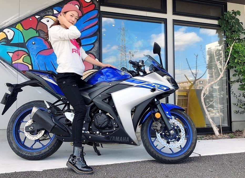 中嶋真緒さんのインスタグラム写真 - (中嶋真緒Instagram)「令和3年ということで#yamahar3   @ayano_yzfgsx のR3✨ いつかSSも欲しい…💙🏍 それにしても寒いね❄️🥶 みんな風邪ひかないように！ ﻿  ﻿  #カフェ巡り  #ヤマハバイク #ヤマハ #大型自動二輪  #rx7x #バイク #大型#アライ #arai #ツーリング #バイクツーリング #バイク女子 #bikegirl #scr950 #yamaha #yamahaが美しい ##バイク女子と繋がりたい #バイク好きな人と繋がりたい #休日 #❤️#レディースバイク #レディースバイカー」1月8日 17時41分 - mao.nkjm