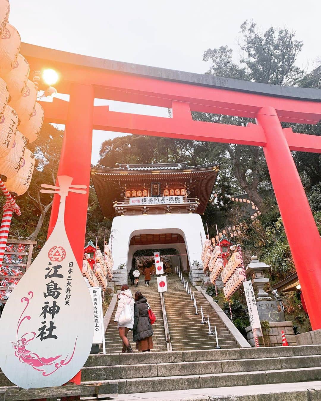 のインスタグラム：「日本三代弁財天の「江ノ島神社」へ初詣に行ってきました⛩ 夕方でとても綺麗だった✨ 弁財天様は女性の神様で芸術の神様と言われています🥰芸事に邁進したい方におすすめです♡ 江ノ島の景色が見渡せるので階段の上りがいがあります✨  #令和3年 #神主 #神社 #神社巡り #初詣 #寺社仏閣　#厄払い　#神社好きな人と繋がりたい  #japaneseculture #shrine #instajapan  #kannushi  #狩衣　#江ノ島神社#神奈川#弁財天#パワースポット#パワースポット巡り」