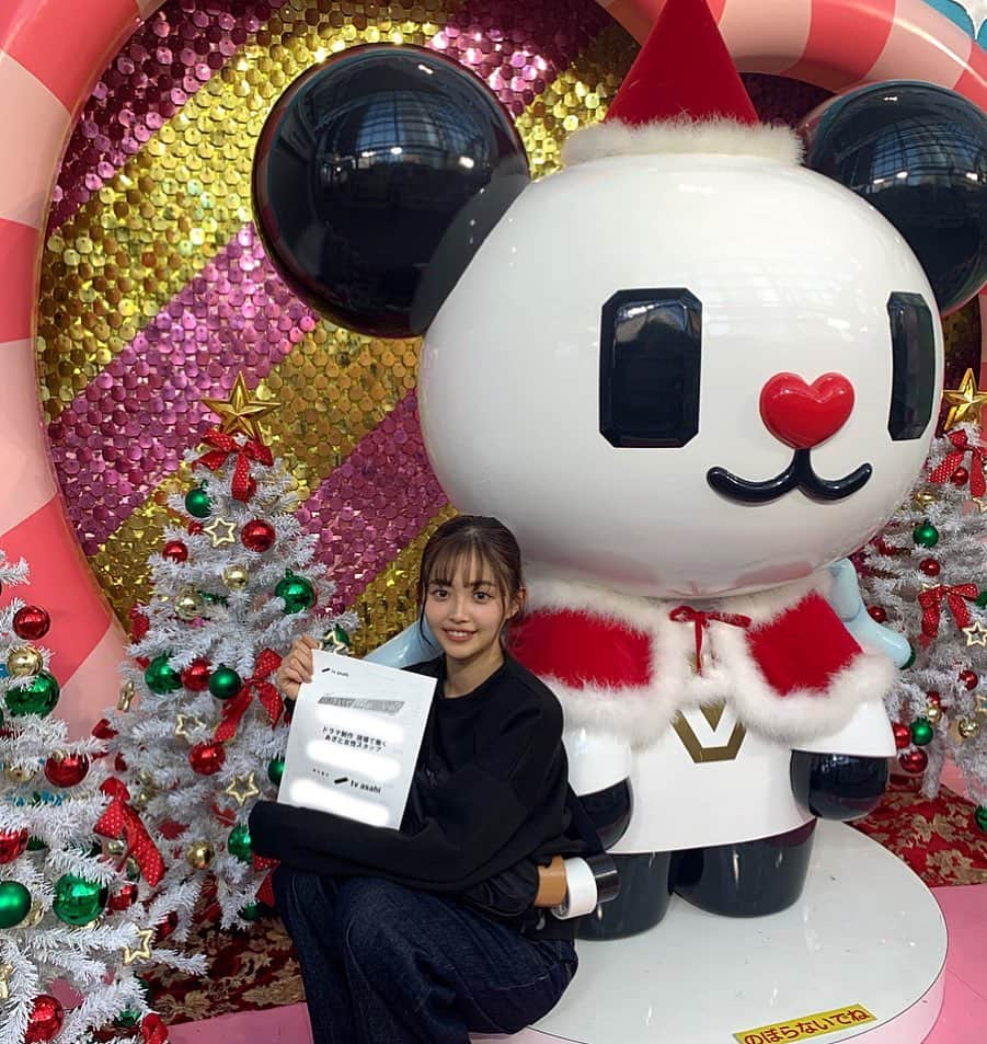 森日菜美さんのインスタグラム写真 - (森日菜美Instagram)「ㅤㅤㅤㅤㅤㅤㅤㅤㅤㅤㅤㅤ 明日、1/9(土)21時55分〜 テレビ朝日「あざとくてなにが悪いの？」 ぜひご覧ください！！  ドラマ現場で働くあざと女性スタッフ、を 演じさせて頂きました✊ 撮影中は、少し過酷な時もあったのですが 人十倍は楽しんでました笑 なぜ過酷だったのかはオンエア観てね！ クリスマス仕様のゴーちゃんと🐼！  #あざとくて何が悪いの？」1月8日 17時44分 - hinami_mori