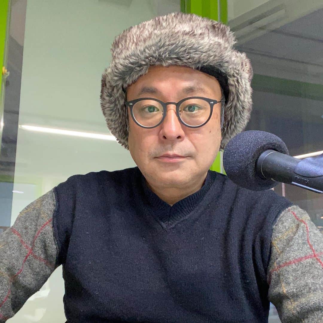栗田善太郎のインスタグラム：「完全防寒で参りました。 CROSS FM URBAN DUSK18時から生放送です！」