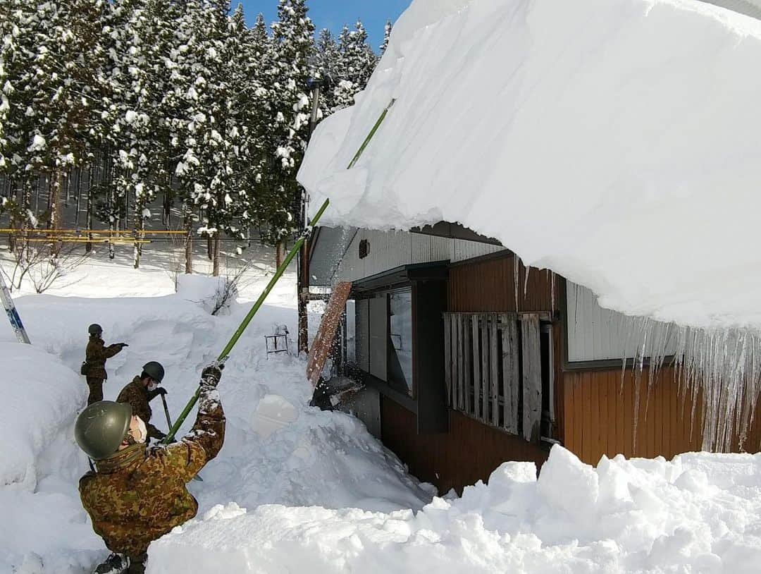 首相官邸さんのインスタグラム写真 - (首相官邸Instagram)「今後も広い範囲で大雪が続く見込みです。 自治体や関係者と緊密に連携し、停電の復旧作業や、自衛隊による除雪などを実施しています。今後も警戒を続け、積極的に支援します。  国民の皆様におかれましては、最新の気象情報や道路交通情報等に留意し、交通障害や施設への被害、屋根からの落雪や雪崩を十分警戒してください。大雪が予想される地域では、不要不急の外出を控えて頂くとともに、除雪作業は十分注意して行って頂くようお願いします。  (写真は、自衛隊による災害派遣活動)」1月8日 17時52分 - kantei