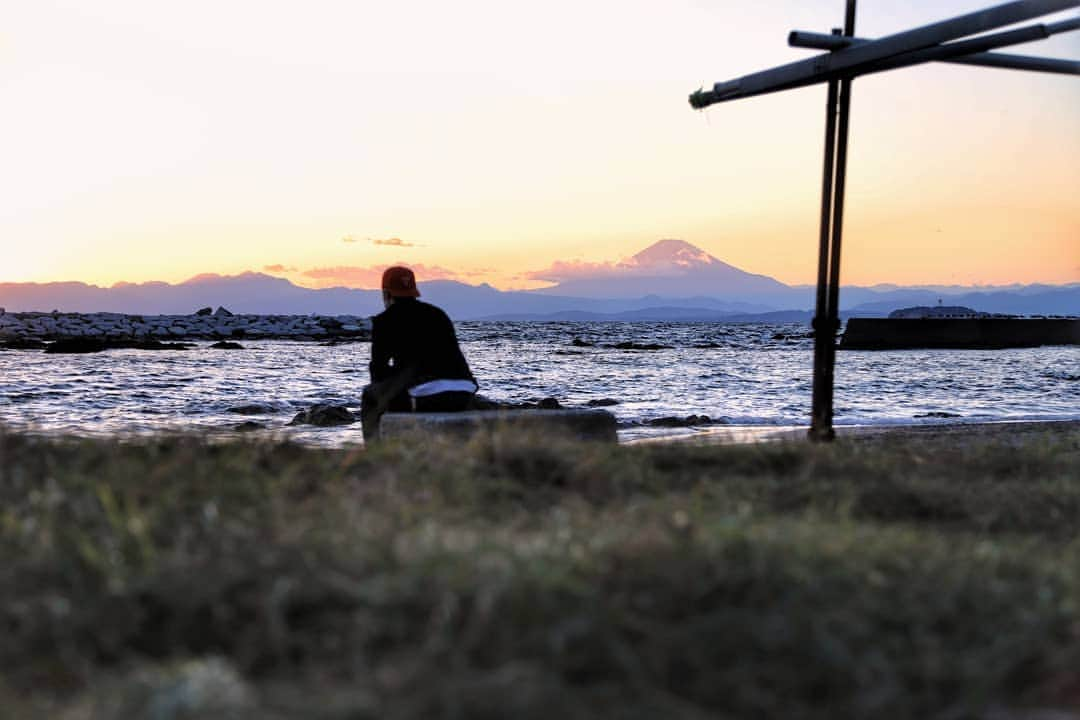 葉山町のインスタグラム：「- 今は隣に座らないね  #葉山歩き  #葉山 #hayama #森戸海岸 #夕日 #富士山 の #過去pic #MoritoBeach #beachsunset #japantrip #緊急事態宣言 中は #リモートトリップ で　 #思いっきり遊べる日を楽しみに 今は #STAYHOME 頑張るね #医療従事者に感謝 #最前線にエールを何度でも #町の情報はHPなどでお知らせします #今日もおつかれさまでした」