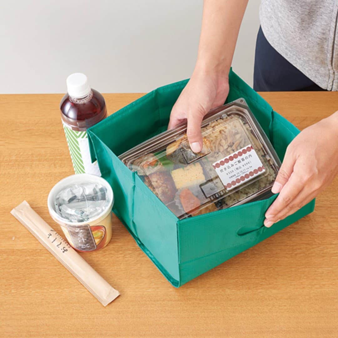 LOHACO（ロハコ）さんのインスタグラム写真 - (LOHACO（ロハコ）Instagram)「＼こんなサイズが欲しかった！コンビニでの買い物に使えるエコバック「パッタン」／  コンビニでお弁当などを購入した際、エコバッグのサイズが合わなくて、お弁当が斜めになったり、汁が漏れていたりしたことはありませんか？  キングジムのエコバッグ「パッタン」は、そんなお悩みを解決してくれるエコバックなんです！  手のひらサイズや、お財布に入るサイズなので、邪魔にならず、持ち運べるのも嬉しいポイント♪  サイズはMサイズとSサイズの2種類。  Mサイズはコンビニのお弁当に最適なサイズで、お弁当の上にカップのおみそ汁や、ペットボトルを乗せることも可能なサイズ。  底がしっかりしているのでお弁当などが斜めにならず、汁漏れなどの心配なし！  さらに、開け口は広々としているのでモノを出し入れしやすく、中に芯材が入っているのでパタパタと素早く開閉ができちゃいます。  Sサイズはサンドイッチやスープ、コーヒーなどちょっとしたアイテムを入れるのに最適なサイズ。  折りたためば紙幣サイズになるので、お財布に入れることも！  さらに半分にたためば胸ポケットに入れられるので、持ち運びにスペースを取らないサイズです。  カラーはそれぞれ、ピンク、オレンジ、ミドリ、グレーの4色展開。  会社に常備しておいたり、サブバッグとして持っておくのもおすすめのアイテムです。  ぜひ一度チェックしてみてください♪  ＿＿＿＿＿＿＿＿＿＿＿＿＿＿  ▼Instagramで紹介した写真の詳細は プロフィール @lohaco.jp から♪  ▼商品のURLはこちら https://685.jp/2LcZa4u ＿＿＿＿＿＿＿＿＿＿＿＿＿＿＿   #パッタン #キングジム #エコバッグ #コンビニエコバッグ #レジ袋型エコバッグ #マイバッグ #折りたたみバッグ #買い物袋 #お買い物バッグ #サブバッグ #ショッピングバッグ #レジ袋 #便利グッズ #便利商品 #アイデア商品 #持ち運びに便利 #生活の知恵 #エコ #エコな生活 #プラスチック削減 #エシカルライフ #ロハコ文具 #暮らしを楽しむ #日々の暮らし #暮らし #くらし #ロハコ #LOHACO #askul #アスクル」1月8日 17時59分 - lohaco.jp