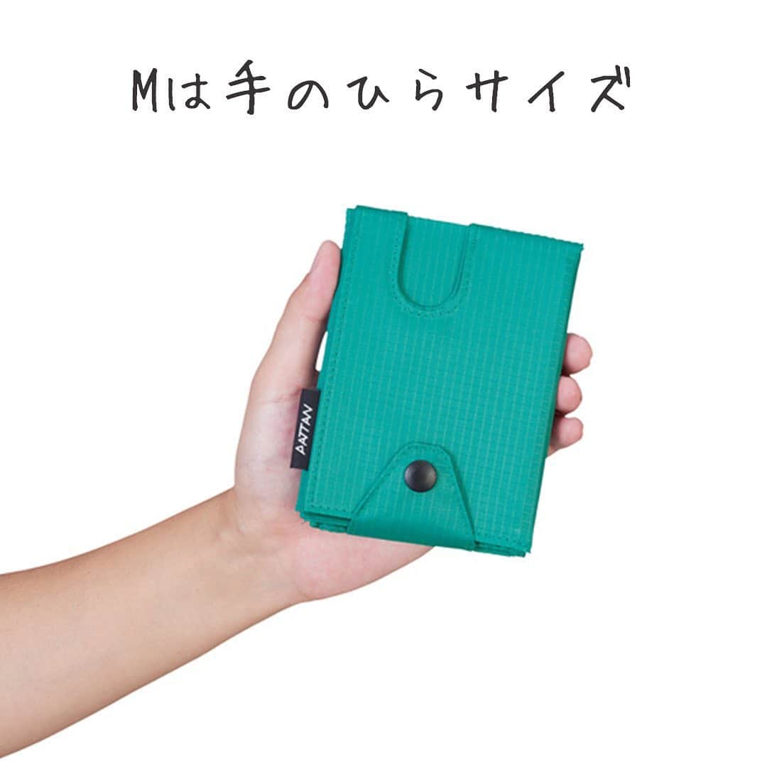 LOHACO（ロハコ）さんのインスタグラム写真 - (LOHACO（ロハコ）Instagram)「＼こんなサイズが欲しかった！コンビニでの買い物に使えるエコバック「パッタン」／  コンビニでお弁当などを購入した際、エコバッグのサイズが合わなくて、お弁当が斜めになったり、汁が漏れていたりしたことはありませんか？  キングジムのエコバッグ「パッタン」は、そんなお悩みを解決してくれるエコバックなんです！  手のひらサイズや、お財布に入るサイズなので、邪魔にならず、持ち運べるのも嬉しいポイント♪  サイズはMサイズとSサイズの2種類。  Mサイズはコンビニのお弁当に最適なサイズで、お弁当の上にカップのおみそ汁や、ペットボトルを乗せることも可能なサイズ。  底がしっかりしているのでお弁当などが斜めにならず、汁漏れなどの心配なし！  さらに、開け口は広々としているのでモノを出し入れしやすく、中に芯材が入っているのでパタパタと素早く開閉ができちゃいます。  Sサイズはサンドイッチやスープ、コーヒーなどちょっとしたアイテムを入れるのに最適なサイズ。  折りたためば紙幣サイズになるので、お財布に入れることも！  さらに半分にたためば胸ポケットに入れられるので、持ち運びにスペースを取らないサイズです。  カラーはそれぞれ、ピンク、オレンジ、ミドリ、グレーの4色展開。  会社に常備しておいたり、サブバッグとして持っておくのもおすすめのアイテムです。  ぜひ一度チェックしてみてください♪  ＿＿＿＿＿＿＿＿＿＿＿＿＿＿  ▼Instagramで紹介した写真の詳細は プロフィール @lohaco.jp から♪  ▼商品のURLはこちら https://685.jp/2LcZa4u ＿＿＿＿＿＿＿＿＿＿＿＿＿＿＿   #パッタン #キングジム #エコバッグ #コンビニエコバッグ #レジ袋型エコバッグ #マイバッグ #折りたたみバッグ #買い物袋 #お買い物バッグ #サブバッグ #ショッピングバッグ #レジ袋 #便利グッズ #便利商品 #アイデア商品 #持ち運びに便利 #生活の知恵 #エコ #エコな生活 #プラスチック削減 #エシカルライフ #ロハコ文具 #暮らしを楽しむ #日々の暮らし #暮らし #くらし #ロハコ #LOHACO #askul #アスクル」1月8日 17時59分 - lohaco.jp