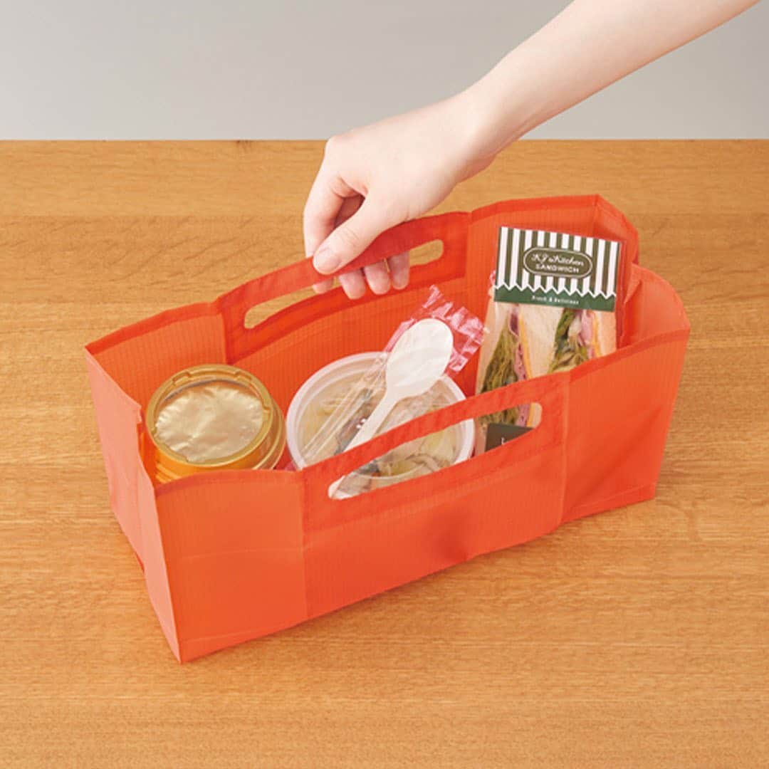 LOHACO（ロハコ）さんのインスタグラム写真 - (LOHACO（ロハコ）Instagram)「＼こんなサイズが欲しかった！コンビニでの買い物に使えるエコバック「パッタン」／  コンビニでお弁当などを購入した際、エコバッグのサイズが合わなくて、お弁当が斜めになったり、汁が漏れていたりしたことはありませんか？  キングジムのエコバッグ「パッタン」は、そんなお悩みを解決してくれるエコバックなんです！  手のひらサイズや、お財布に入るサイズなので、邪魔にならず、持ち運べるのも嬉しいポイント♪  サイズはMサイズとSサイズの2種類。  Mサイズはコンビニのお弁当に最適なサイズで、お弁当の上にカップのおみそ汁や、ペットボトルを乗せることも可能なサイズ。  底がしっかりしているのでお弁当などが斜めにならず、汁漏れなどの心配なし！  さらに、開け口は広々としているのでモノを出し入れしやすく、中に芯材が入っているのでパタパタと素早く開閉ができちゃいます。  Sサイズはサンドイッチやスープ、コーヒーなどちょっとしたアイテムを入れるのに最適なサイズ。  折りたためば紙幣サイズになるので、お財布に入れることも！  さらに半分にたためば胸ポケットに入れられるので、持ち運びにスペースを取らないサイズです。  カラーはそれぞれ、ピンク、オレンジ、ミドリ、グレーの4色展開。  会社に常備しておいたり、サブバッグとして持っておくのもおすすめのアイテムです。  ぜひ一度チェックしてみてください♪  ＿＿＿＿＿＿＿＿＿＿＿＿＿＿  ▼Instagramで紹介した写真の詳細は プロフィール @lohaco.jp から♪  ▼商品のURLはこちら https://685.jp/2LcZa4u ＿＿＿＿＿＿＿＿＿＿＿＿＿＿＿   #パッタン #キングジム #エコバッグ #コンビニエコバッグ #レジ袋型エコバッグ #マイバッグ #折りたたみバッグ #買い物袋 #お買い物バッグ #サブバッグ #ショッピングバッグ #レジ袋 #便利グッズ #便利商品 #アイデア商品 #持ち運びに便利 #生活の知恵 #エコ #エコな生活 #プラスチック削減 #エシカルライフ #ロハコ文具 #暮らしを楽しむ #日々の暮らし #暮らし #くらし #ロハコ #LOHACO #askul #アスクル」1月8日 17時59分 - lohaco.jp