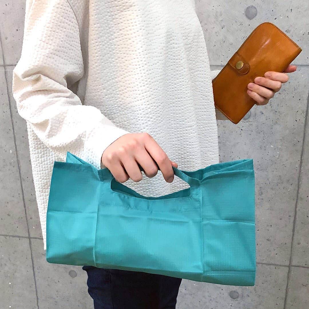 LOHACO（ロハコ）さんのインスタグラム写真 - (LOHACO（ロハコ）Instagram)「＼こんなサイズが欲しかった！コンビニでの買い物に使えるエコバック「パッタン」／  コンビニでお弁当などを購入した際、エコバッグのサイズが合わなくて、お弁当が斜めになったり、汁が漏れていたりしたことはありませんか？  キングジムのエコバッグ「パッタン」は、そんなお悩みを解決してくれるエコバックなんです！  手のひらサイズや、お財布に入るサイズなので、邪魔にならず、持ち運べるのも嬉しいポイント♪  サイズはMサイズとSサイズの2種類。  Mサイズはコンビニのお弁当に最適なサイズで、お弁当の上にカップのおみそ汁や、ペットボトルを乗せることも可能なサイズ。  底がしっかりしているのでお弁当などが斜めにならず、汁漏れなどの心配なし！  さらに、開け口は広々としているのでモノを出し入れしやすく、中に芯材が入っているのでパタパタと素早く開閉ができちゃいます。  Sサイズはサンドイッチやスープ、コーヒーなどちょっとしたアイテムを入れるのに最適なサイズ。  折りたためば紙幣サイズになるので、お財布に入れることも！  さらに半分にたためば胸ポケットに入れられるので、持ち運びにスペースを取らないサイズです。  カラーはそれぞれ、ピンク、オレンジ、ミドリ、グレーの4色展開。  会社に常備しておいたり、サブバッグとして持っておくのもおすすめのアイテムです。  ぜひ一度チェックしてみてください♪  ＿＿＿＿＿＿＿＿＿＿＿＿＿＿  ▼Instagramで紹介した写真の詳細は プロフィール @lohaco.jp から♪  ▼商品のURLはこちら https://685.jp/2LcZa4u ＿＿＿＿＿＿＿＿＿＿＿＿＿＿＿   #パッタン #キングジム #エコバッグ #コンビニエコバッグ #レジ袋型エコバッグ #マイバッグ #折りたたみバッグ #買い物袋 #お買い物バッグ #サブバッグ #ショッピングバッグ #レジ袋 #便利グッズ #便利商品 #アイデア商品 #持ち運びに便利 #生活の知恵 #エコ #エコな生活 #プラスチック削減 #エシカルライフ #ロハコ文具 #暮らしを楽しむ #日々の暮らし #暮らし #くらし #ロハコ #LOHACO #askul #アスクル」1月8日 17時59分 - lohaco.jp