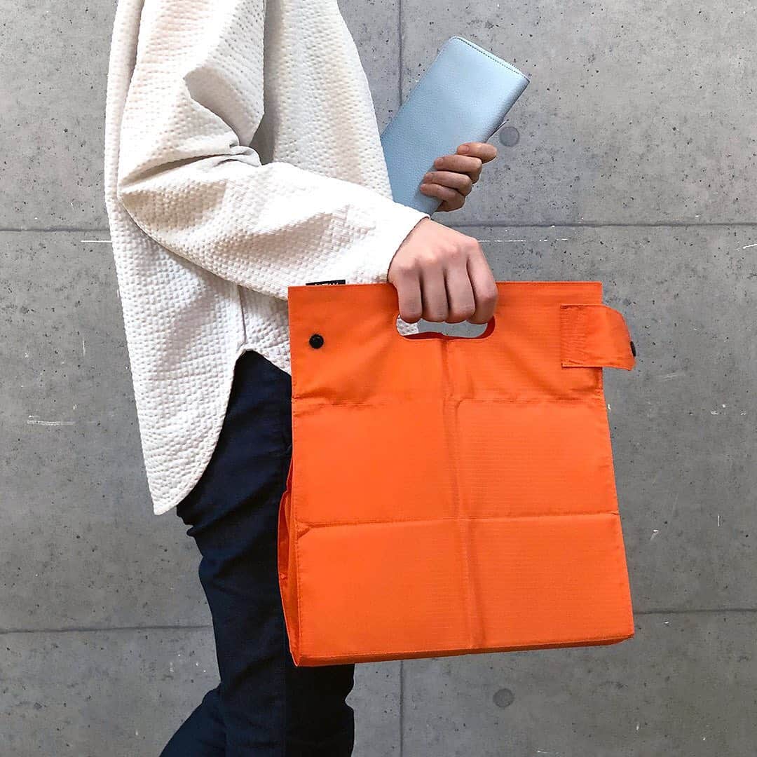LOHACO（ロハコ）さんのインスタグラム写真 - (LOHACO（ロハコ）Instagram)「＼こんなサイズが欲しかった！コンビニでの買い物に使えるエコバック「パッタン」／  コンビニでお弁当などを購入した際、エコバッグのサイズが合わなくて、お弁当が斜めになったり、汁が漏れていたりしたことはありませんか？  キングジムのエコバッグ「パッタン」は、そんなお悩みを解決してくれるエコバックなんです！  手のひらサイズや、お財布に入るサイズなので、邪魔にならず、持ち運べるのも嬉しいポイント♪  サイズはMサイズとSサイズの2種類。  Mサイズはコンビニのお弁当に最適なサイズで、お弁当の上にカップのおみそ汁や、ペットボトルを乗せることも可能なサイズ。  底がしっかりしているのでお弁当などが斜めにならず、汁漏れなどの心配なし！  さらに、開け口は広々としているのでモノを出し入れしやすく、中に芯材が入っているのでパタパタと素早く開閉ができちゃいます。  Sサイズはサンドイッチやスープ、コーヒーなどちょっとしたアイテムを入れるのに最適なサイズ。  折りたためば紙幣サイズになるので、お財布に入れることも！  さらに半分にたためば胸ポケットに入れられるので、持ち運びにスペースを取らないサイズです。  カラーはそれぞれ、ピンク、オレンジ、ミドリ、グレーの4色展開。  会社に常備しておいたり、サブバッグとして持っておくのもおすすめのアイテムです。  ぜひ一度チェックしてみてください♪  ＿＿＿＿＿＿＿＿＿＿＿＿＿＿  ▼Instagramで紹介した写真の詳細は プロフィール @lohaco.jp から♪  ▼商品のURLはこちら https://685.jp/2LcZa4u ＿＿＿＿＿＿＿＿＿＿＿＿＿＿＿   #パッタン #キングジム #エコバッグ #コンビニエコバッグ #レジ袋型エコバッグ #マイバッグ #折りたたみバッグ #買い物袋 #お買い物バッグ #サブバッグ #ショッピングバッグ #レジ袋 #便利グッズ #便利商品 #アイデア商品 #持ち運びに便利 #生活の知恵 #エコ #エコな生活 #プラスチック削減 #エシカルライフ #ロハコ文具 #暮らしを楽しむ #日々の暮らし #暮らし #くらし #ロハコ #LOHACO #askul #アスクル」1月8日 17時59分 - lohaco.jp