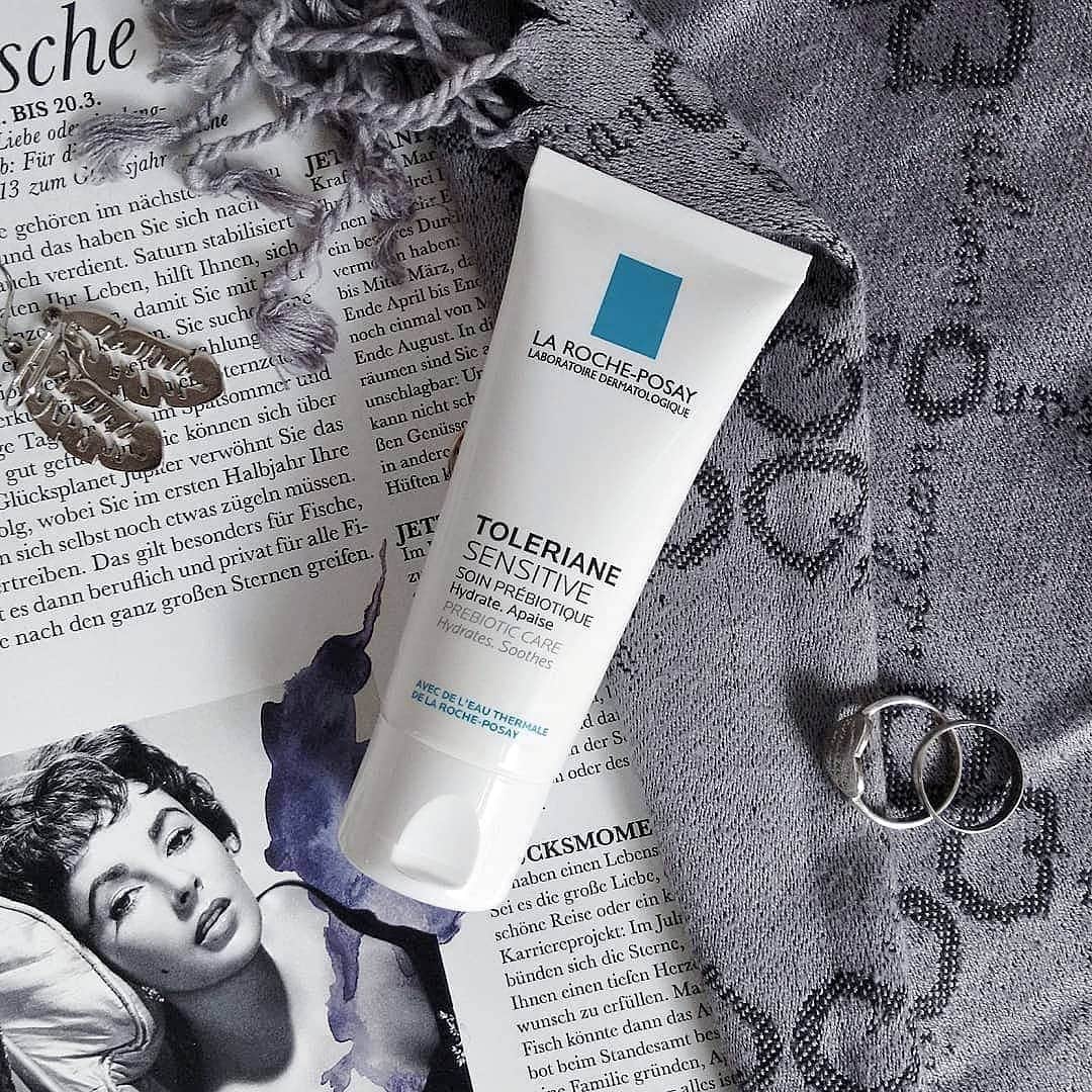 LA ROCHE-POSAY JAPAN ラロッシュポゼのインスタグラム：「＼ 乾燥が気になる敏感肌におすすめのクリーム ／  特に乾燥の気になるこの季節。敏感肌の方におすすめしたい保湿クリームが #トレリアンセンシティブ です🌿  肌が敏感だと感じたら、まずはしっかりと保湿ケアがとっても大切。  「乾燥や肌あれを防ぐ整肌成分」であるナイアシンアミドや、 「水分を蓄え保湿し角層のバリア機能を高める」セラミド、 「肌をやわらげ水分蒸発を防ぐ」グリセリン等のうるおい成分を70%以上配合✨  さらに、保湿効果が48時間も持続。 お肌の潤いが続くことがラロッシュポゼが実施した計測から実証されています。  敏感肌の方も、そうでない方も是非、冬の乾燥が気になる季節に 実際にご使用してその効果を実感してみてください。  今ならラロッシュポゼの商品を6000円（税込）以上ご購入で、 トーンアップ UVお試しサイズ（3mL）を２色プレゼント🎁 是非、この機会にお試しくださいね。  トレリアン センシティブ 40mL 4,400円（税込）  #ラロッシュポゼ #larocheposay #トレリアンセンシティブ #乾燥肌 #敏感肌 #スキンケア #ドクターズコスメ #保湿ケア  #肌荒れ #乾燥対策 #保湿クリーム #保湿対策 #美肌 #基礎化粧品 #美容好きな人と繋がりたい #ライフスタイル #スキンケア購入品 #コスメ好き #敏感肌必見 #低刺激設計 #スキンケアマニア #肌メンテナンス #美肌 #美肌になりたい #肌ケア #デイリースキンケア #肌活 #スキンケア好きさんと繋がりたい #スキンケア好き #スキンケア紹介」