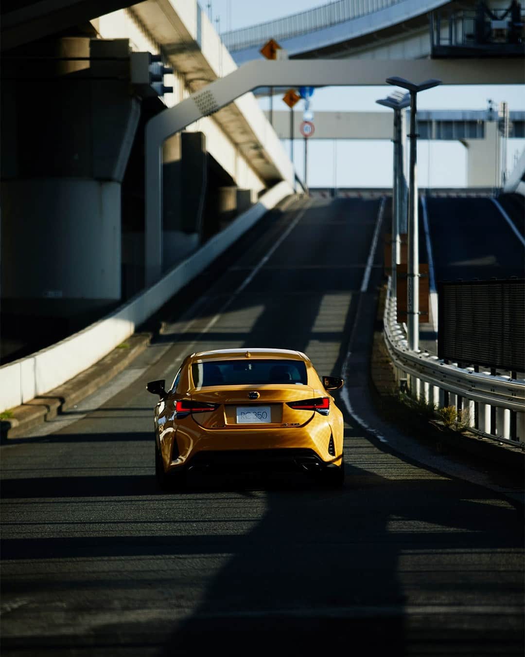 LEXUS / レクサスさんのインスタグラム写真 - (LEXUS / レクサスInstagram)「どんな道にもフィットする独自の乗り味は乗る者すべてを虜にする。  #レクサス #Lexus #LexusRC #レクサスRC #クーペ #車好きな人と繋がりたい #carsofinstagram #carlifestyle #carphotography #drive #ドライブ」1月8日 18時00分 - lexus_jp