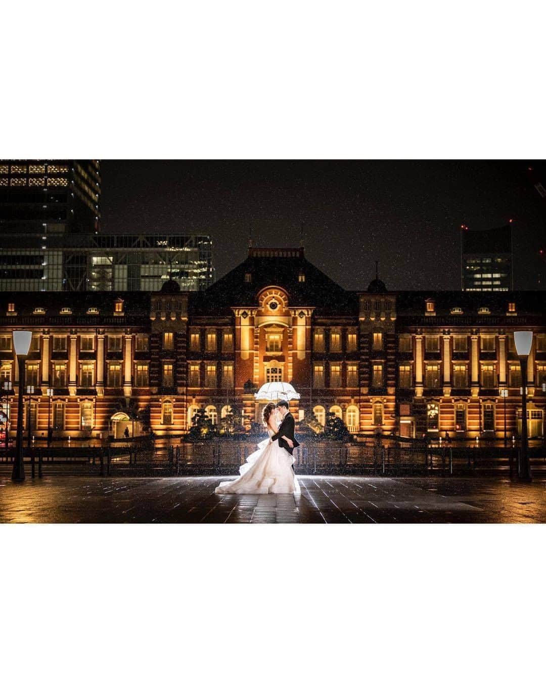 ゼクシィさんのインスタグラム写真 - (ゼクシィInstagram)「【雨が降ってもロマンチック☂️💗前撮りロケーションSNAP】 . 今回は、#ゼクシィ2020 のハッシュタグをつけて 投稿頂いた中から、雨の中撮影したショットも素敵な 先輩花嫁のロケーション前撮り写真をご紹介します📷！ . 撮影地として選んだロケーションは東京駅周辺。 東京駅、丸の内、皇居外苑などを回って前撮り。 . 撮影を依頼したフォトグラファーは夜の撮影が得意。 インスタで他の花嫁さんが雨の中撮影した写真を見て 「ぜひこの方に！」と思っていたのだそう☺️ . その結果が、１枚目の写真！ 雨粒がまるで光の粒のようにふたりに降り注ぐ 一度見たら忘れられないドラマチックな光景に💎 . 他にも夜の撮影は皇居外苑の和田蔵門、 大人気前撮りスポットの東京駅駅舎など いずれ劣らぬドラマチックな仕上がり。 . もちろん明るい時間帯の撮影も、 外国のような雰囲気で撮ってもらえて大満足😌🎵 @kt_09wedding さん . +♥+:;;;:+♥+:;;;:+♥+:;;;:+♥+:;;;:+♥+:;;;:+♥ . プロポーズから結婚式まで素敵なお写真募集中！ . ゼクシィ公式アカウントでお写真を紹介してみませんか？ 【#ゼクシィ2021】 を付けて投稿してください👰💐 . +♥+:;;;:+♥+:;;;:+♥+:;;;:+♥+:;;;:+♥+:;;;:+♥ . ▼公式アプリもCHECKしてね ゼクシィアプリはURLから💍 @zexyrecruit . . #前撮り#前撮りフォト#ロケフォト#ロケーションフォト#前撮りロケ _ #前撮りブーケ#前撮りドレス#ウェディングドレス#ブライダルヘア#東京駅前撮り#丸の内前撮り#洋装前撮り#和田蔵門#結婚準備 _ #全国のプレ花嫁さんと繋がりたい#日本中のプレ花嫁さんと繋がりたい#前撮り撮影#前撮りレポ#ロケフォト#ナイトフォト#フォトウェディング#2020冬婚#2020秋婚#2021夏婚 _ #2021春婚#ゼクシィ#ちーむゼクシィ#プロポーズされたらゼクシィ」1月8日 18時00分 - zexyrecruit