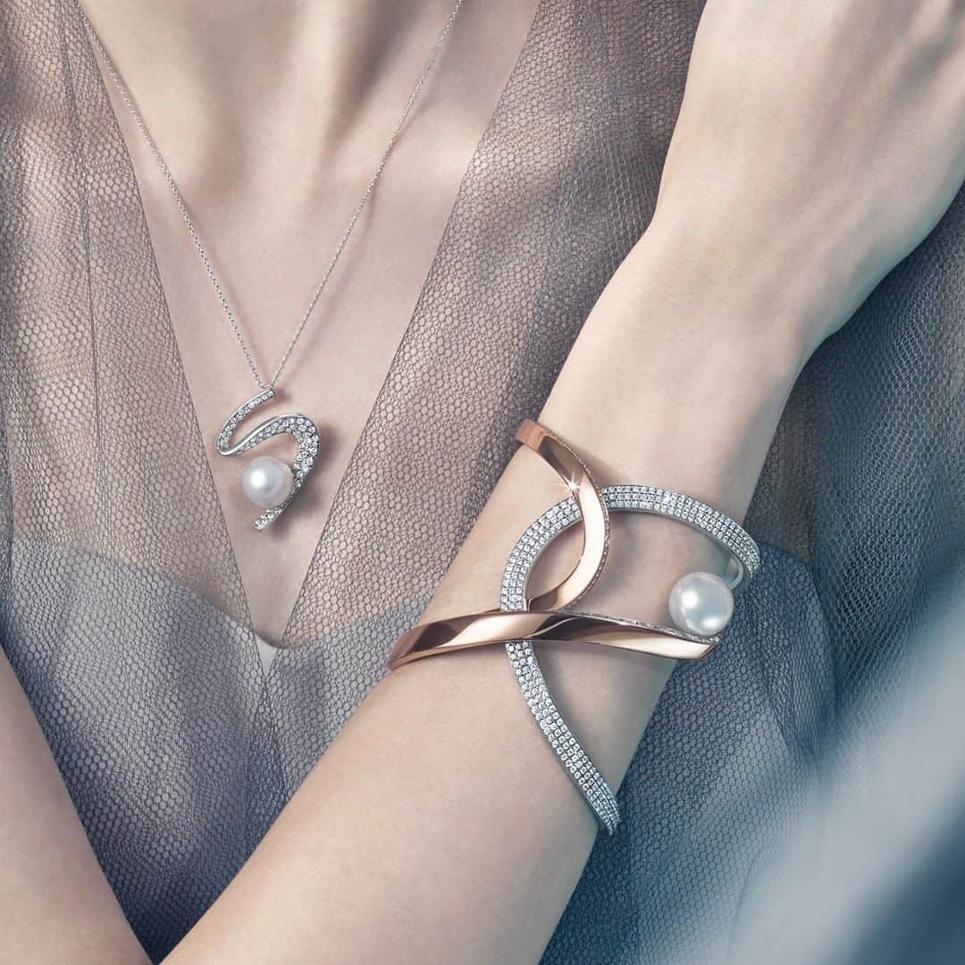 TASAKIさんのインスタグラム写真 - (TASAKIInstagram)「Exquisitely polished TASAKI’s diamonds emit the perfect shine. The ‘Aurora’ bracelet features a beautiful, sleek form that seems to integrate a pearl within streams of water. The ‘Cascade’ pendant sublimates the flow of water into a three-dimensional design. Grace your wrist and decolletage with elegantly fluent jewellery. #TASAKI #TASAKIAtelier #Aurora #Cascade #TASAKIpearl #pearl #TASAKIdiamond #diamond #SAKURAGOLD #bracelet #pendant」1月8日 18時00分 - tasaki_intl