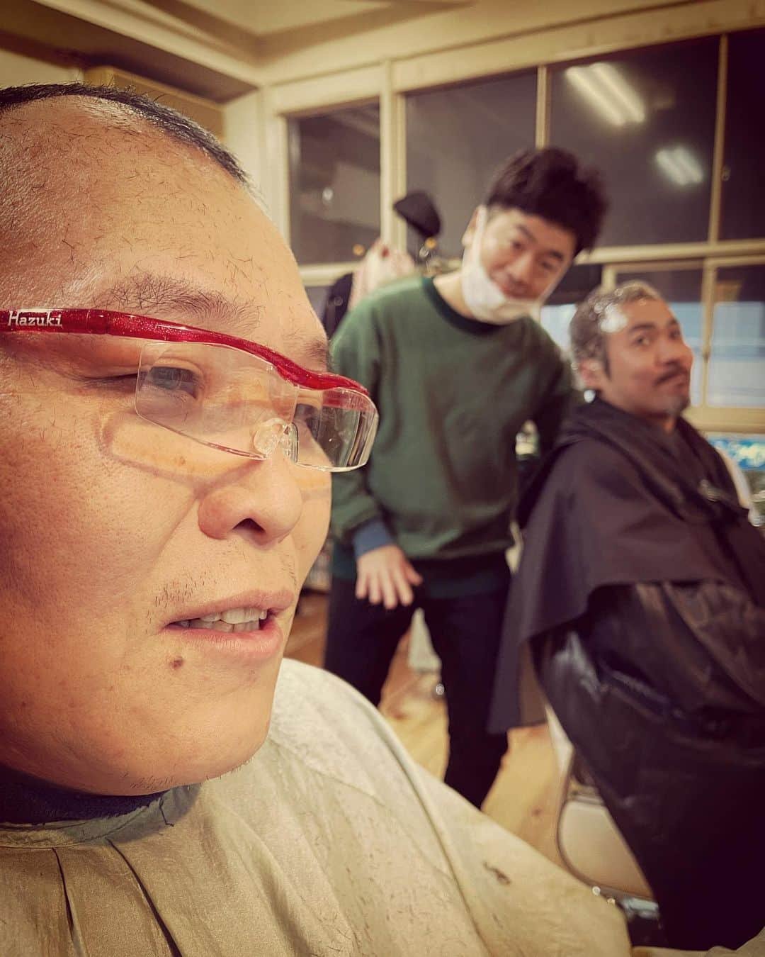 杉本知香さんのインスタグラム写真 - (杉本知香Instagram)「ほぼ楽屋😆  #中目黒美容室 #千原せいじ#千原兄弟#チハラトーク#ドライヤー2秒  #ダイノジ大地#ダイノジ#石原裕次郎#吉本坂46 #セブンbyセブン享奈緒 #セブンbyセブン  #エンプティステージ #パンクブーブー黒瀬 #パンクブーブー  #芦澤和哉  #バッドボーイズ佐田 #バッドボーイズ #SATAbuilders」1月8日 18時00分 - sugimotoc