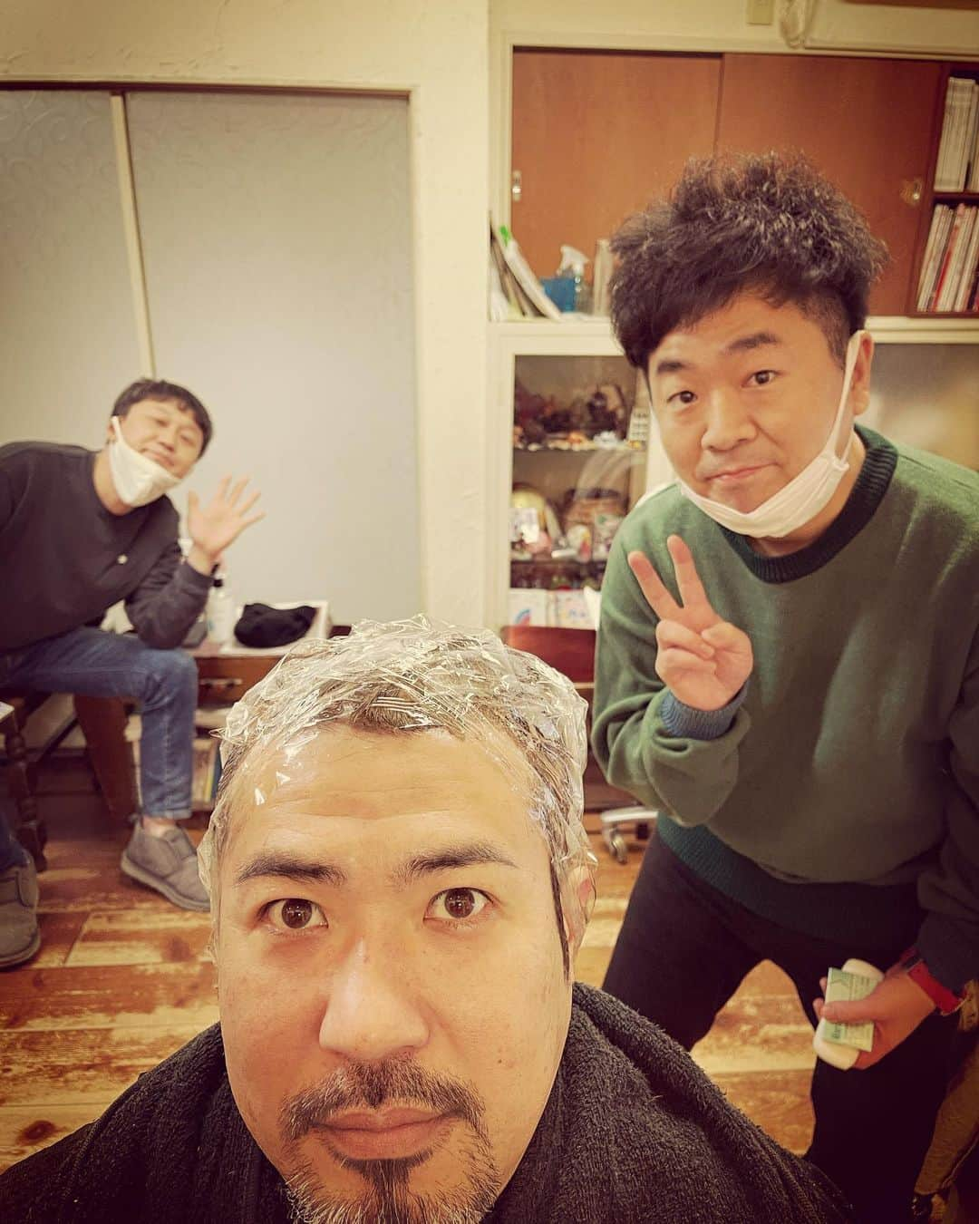 杉本知香さんのインスタグラム写真 - (杉本知香Instagram)「ほぼ楽屋😆  #中目黒美容室 #千原せいじ#千原兄弟#チハラトーク#ドライヤー2秒  #ダイノジ大地#ダイノジ#石原裕次郎#吉本坂46 #セブンbyセブン享奈緒 #セブンbyセブン  #エンプティステージ #パンクブーブー黒瀬 #パンクブーブー  #芦澤和哉  #バッドボーイズ佐田 #バッドボーイズ #SATAbuilders」1月8日 18時00分 - sugimotoc