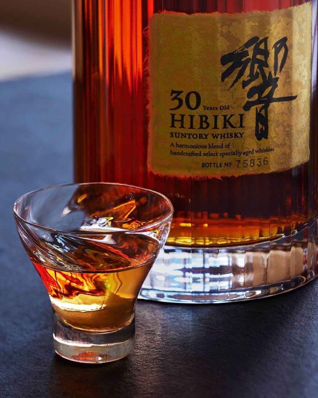 響 | SUNTORY WHISKY HIBIKIさんのインスタグラム写真 - (響 | SUNTORY WHISKY HIBIKIInstagram)「. HIBIKI TIME　～二十四節気・小寒～　  超長期熟成モルトに由来した力強いウッディネスが反響する The longest-aging malt whiskies create the deep symphony of woody aromas.  #hibiki #響 #二十四節気 #24seasons #小寒 #shokan #正月 #newyear #冬 #winter #withnature #祝い酒 #celebrationwhisky #酒盃 #whiskystraight #whiskyneat #glass」1月8日 18時02分 - suntorywhisky_hibiki