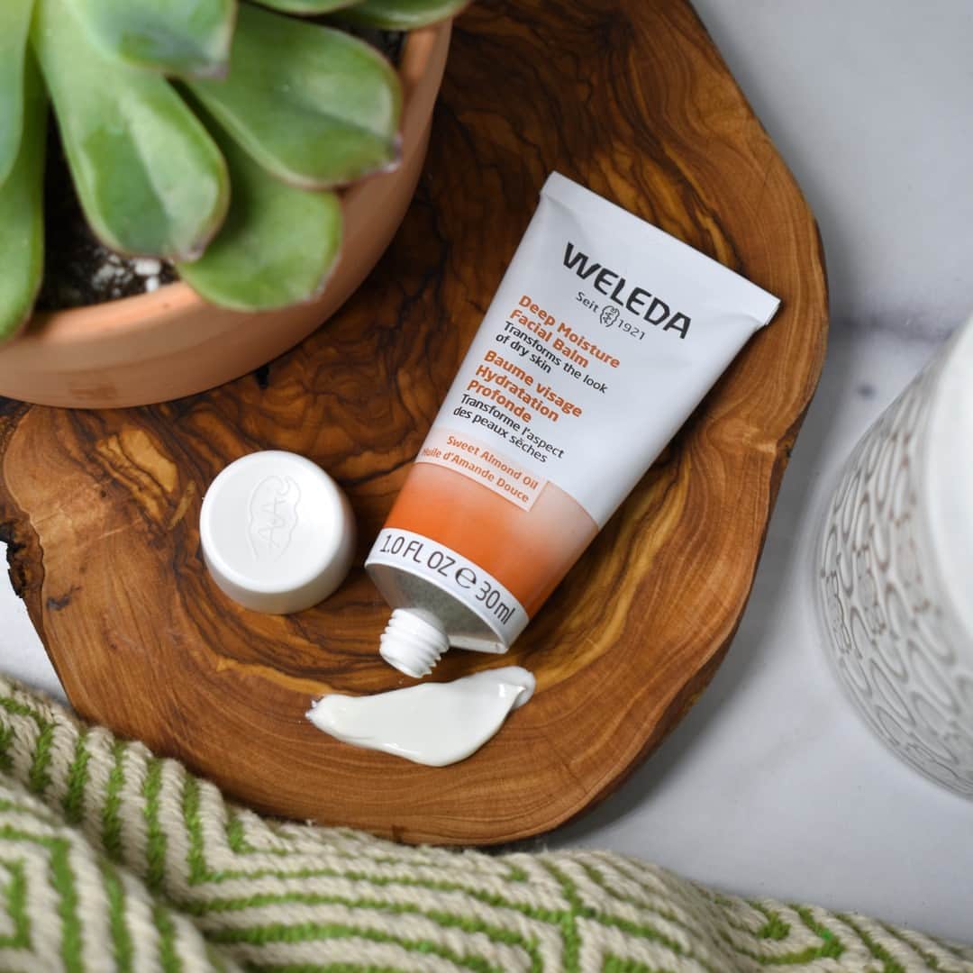 Weledaのインスタグラム：「Winter air calls for maximum moisture! ❄️ 🙌🏻 Our Deep Moisture Balm is an intensive cream for dry skin facing extreme conditions! It wraps skin in a nourishing layer to protect against the cold, dry air, wind, or heat. Have you tried it? #WeledaSkin」