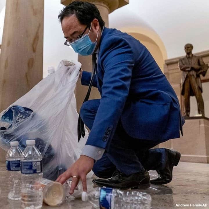 ABC Newsさんのインスタグラム写真 - (ABC NewsInstagram)「New Jersey Rep. Andy Kim helps clean up the U.S. Capitol building after it was breached by a pro-Trump mob. #andykim #uscapitol #congress #politics⁠ ⁠ Read more about this photo at LINK IN BIO.」1月9日 3時27分 - abcnews